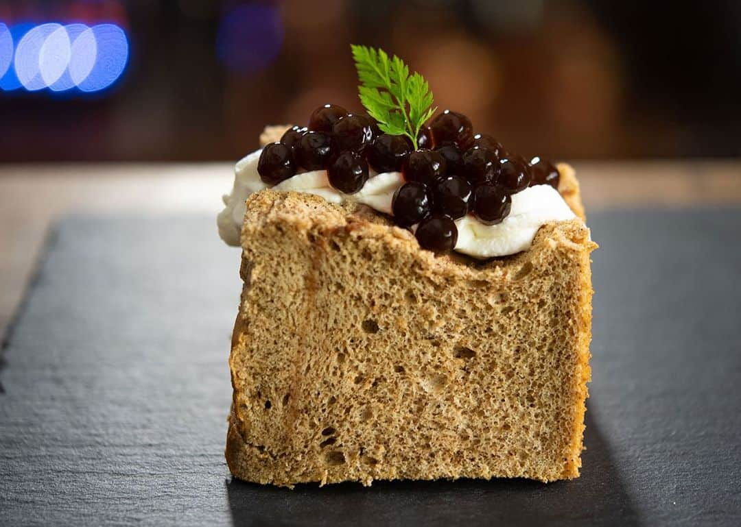 チョコレートカカオさんのインスタグラム写真 - (チョコレートカカオInstagram)「How to make Fluffy Bubble milk tea chiffon cake 【もちふわ】タピオカミルクティーの紅茶シフォンケーキ  YouTube https://youtu.be/aVGndGdQhHA  #Youtube #asmrfood #foodie #instafood #dessertporn #スイーツ #yummy #recipe #cake #ケーキ #chocolate #シフォンケーキ #chiffon #baker #タピオカ #tea #milk #紅茶 #ミルクティー #タピオカミルクティー #bubbletea #boba #bobatea #タピオカの日 #タピオカチャレンジ #tapioca #タピオカグラム #chervil」11月8日 22時51分 - chocolate_cacao_seijin