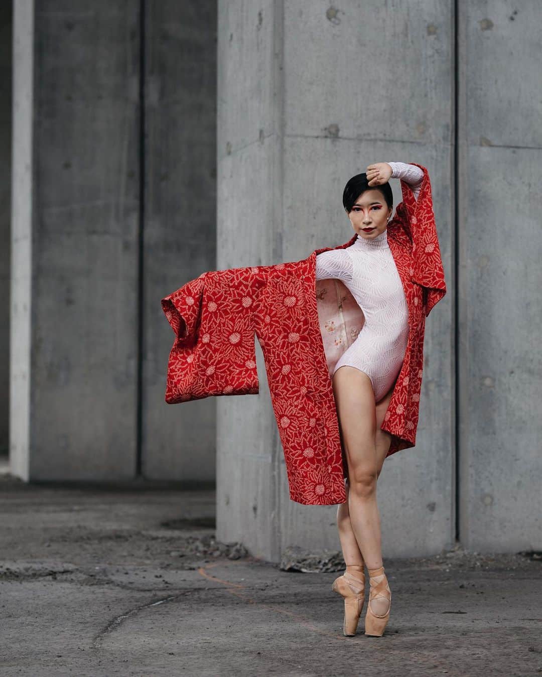 石井杏奈のインスタグラム：「When life puts you in a tough situation, don’t say “Why me?” Just say “Try me.” . . . . Amazing @melika.dez 📸🔥 Beautiful haori by @kimonovintage 👘🇯🇵 Cool make up by @yukahair_mtl 😎💄 Thank you so much🥰🙏」