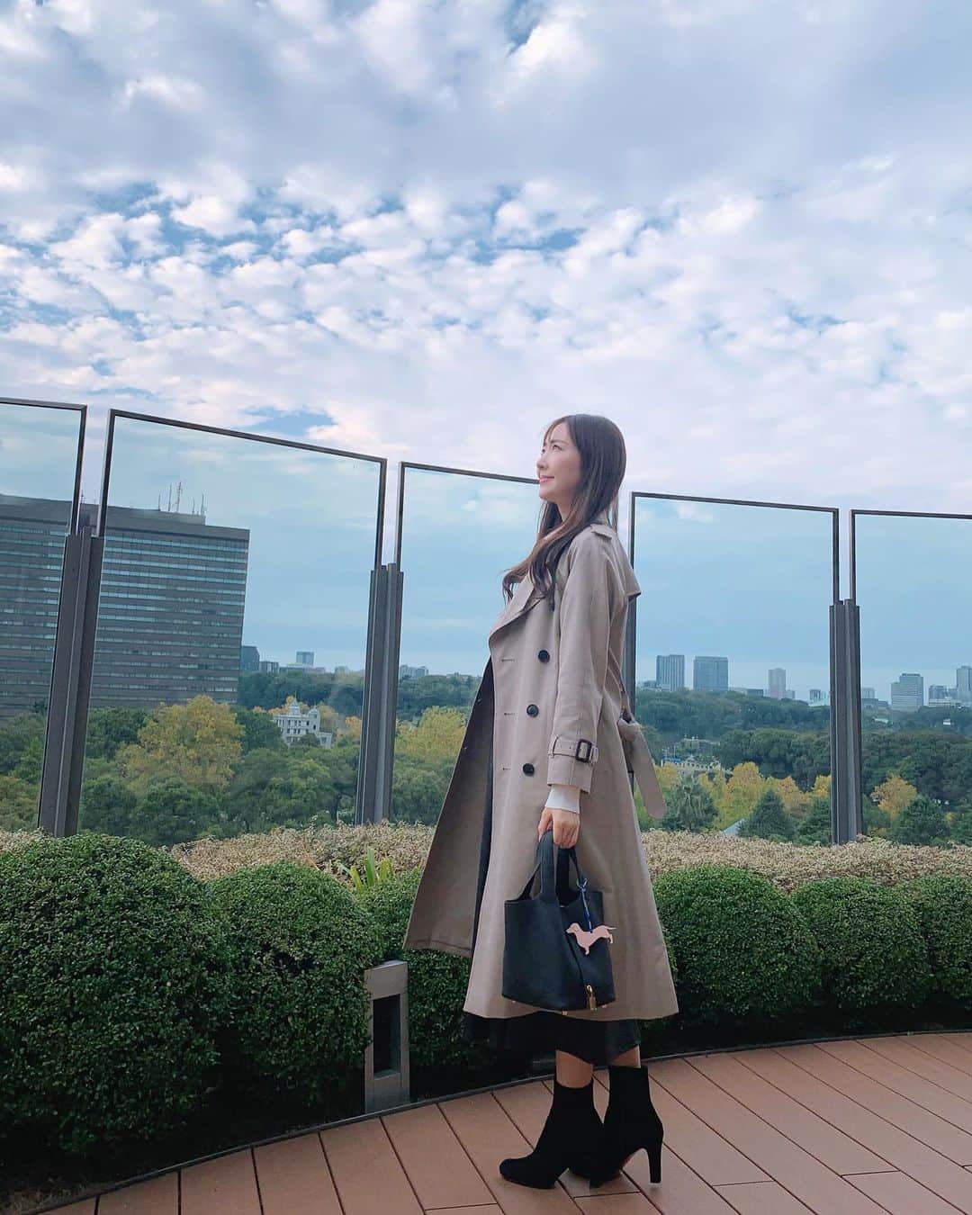 のインスタグラム：「. 雲多めな空は、今日の空☁️ 空が近いところが好き😌 . #でも高所恐怖症  . Trench coat：@beautifulpeople . . #beautifulpeople  #ビューティフルピープル #秋コーデ  #女子アナコーデ  #fashion #fashiongram  #綺麗な空 #そらがすきな人と繋がりたい  #気象予報士 #セントフォース #お天気お姉さんの日常」
