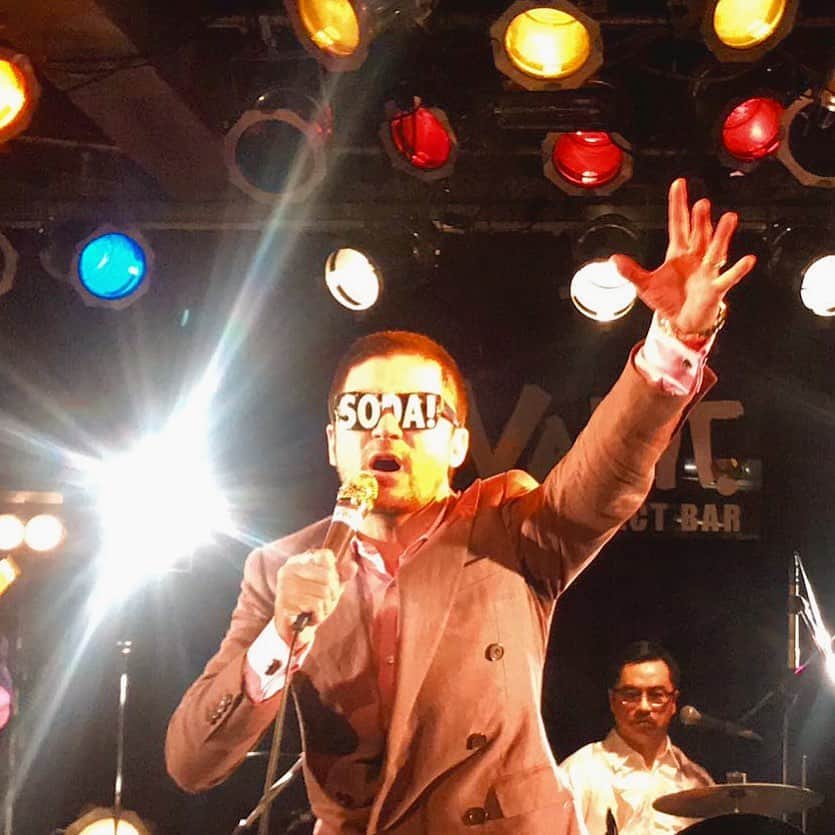 浅野忠信のインスタグラム：「「夜明け」 耳を澄ませば 聞こえてくる 沸騰する音 泡のはじける音  あの子のベッドルームで ダンスをしよう 踊り明かそうぜ 朝が来るまで  騒ごう 踊ろう」