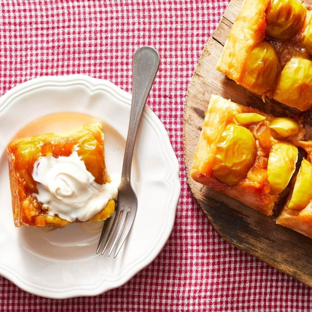 Food & Wineさんのインスタグラム写真 - (Food & WineInstagram)「@samanthaseneviratne's apple bread might remind you a bit of a tarte Tatin, what with all these gorgeously caramelized apples. But the similarities end there—the base is a buttery yeasted bread with a creamy almond-paste filling tucked inside, and the apples are spiked with crystalized ginger. It's a perfect treat any time of day, but we especially like it for a decadent breakfast. Tap the link in our bio for the recipe! #FWCooks」11月8日 23時00分 - foodandwine