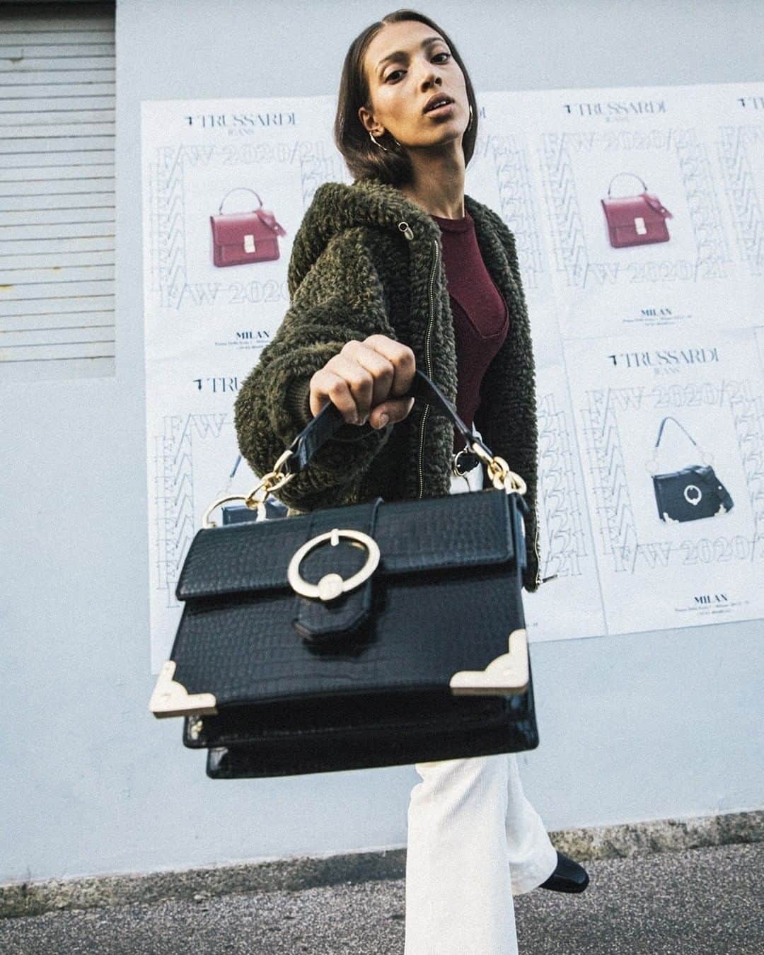 トラサルディさんのインスタグラム写真 - (トラサルディInstagram)「BRB. Can you hold this for me?  #TrussardiPeople #Trussardi #bag #style #accessories #coat #city #winter」11月8日 23時00分 - trussardi