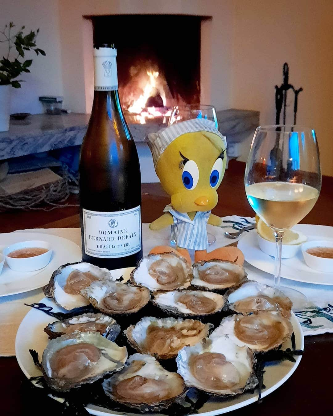 Little Yellow Birdさんのインスタグラム写真 - (Little Yellow BirdInstagram)「Oysters & Chablis! No dining out yet, so let's order in! #littleyellowbird #tweety #tweetykweelapis #adventures #yellow #bird #weekend #sunday #sundayevening #oysters #oesters #zeeuwseoesters #platteoesters #chablis #wine #whitewine #fireplace #november #orderingin #oesterbezorgd #goodfood #seafood #stuffedanimalsofinstagram #plushiesofinstagram」11月8日 23時00分 - tweetykweelapis