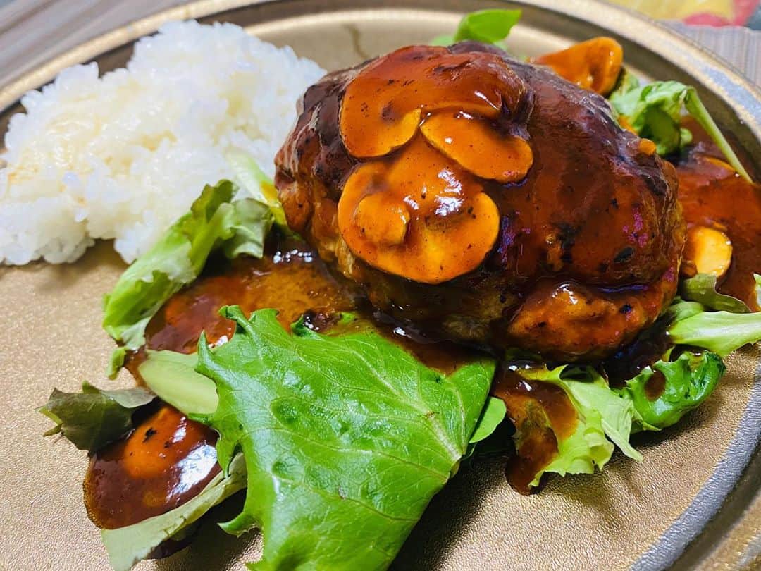 せんちゃんのインスタグラム：「デミグラスハンバーグ🥰」