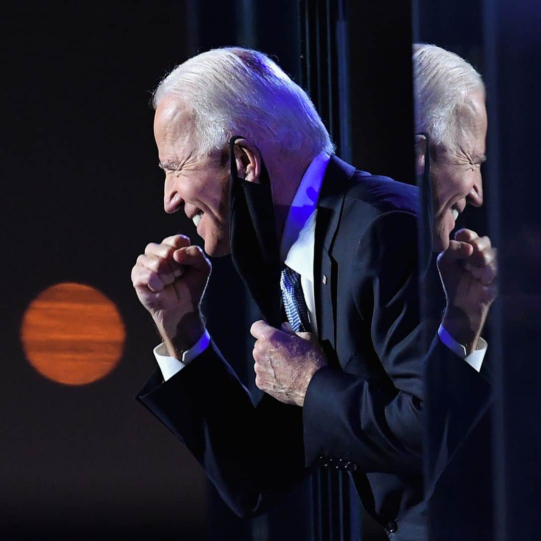 AFP通信さんのインスタグラム写真 - (AFP通信Instagram)「AFP Photo 📷 @angelaweissphoto - US President-elect Joe Biden gestures to the crowd after he delivered remarks in Wilmington, Delaware, on November 7, 2020. Democrat Joe Biden was declared winner of the US presidency November 7, defeating Donald Trump and ending an era that convulsed American politics, shocked the world and left the United States more divided than at any time in decades. #joebiden #bidenharris2020 #USElection #USelections」11月8日 23時01分 - afpphoto