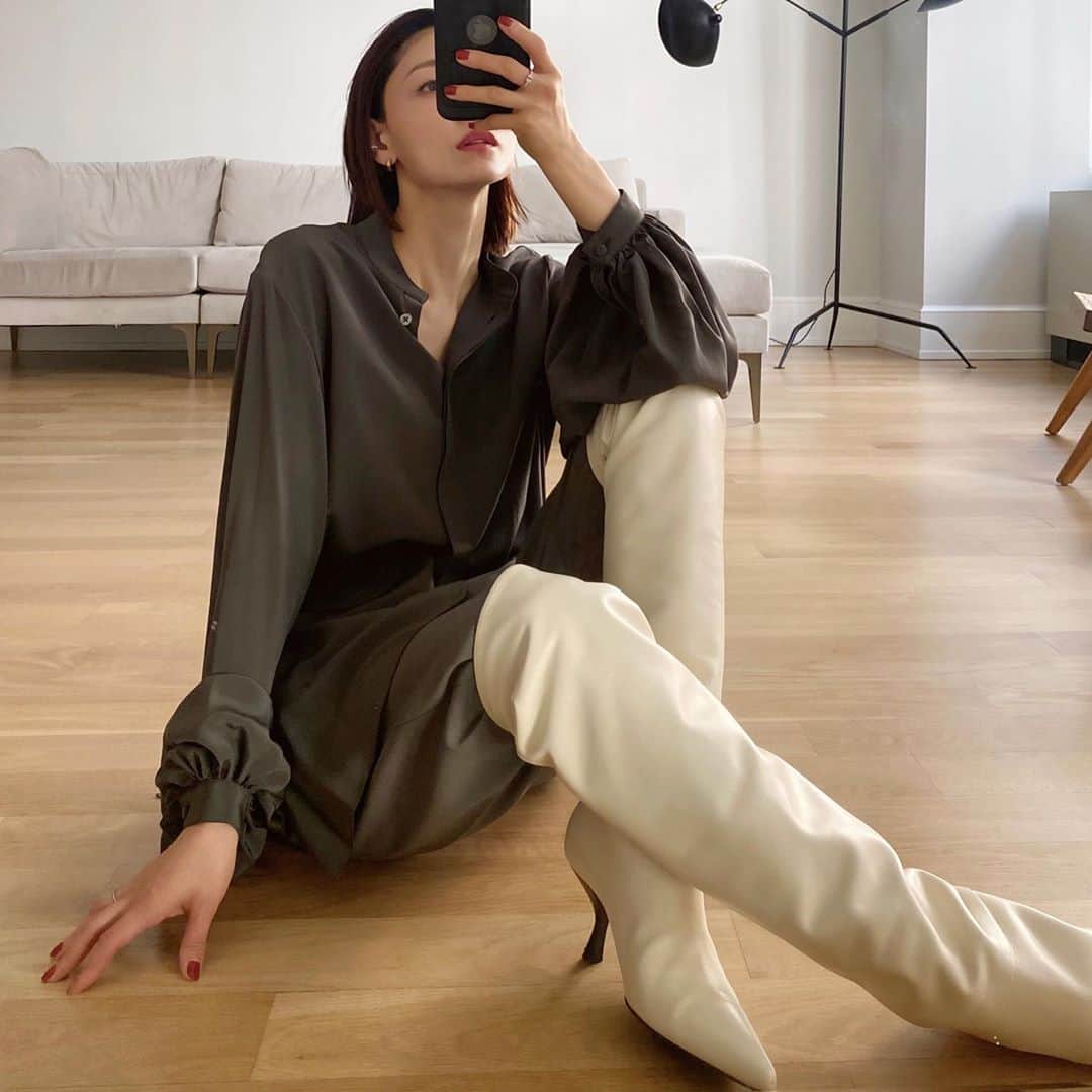 大塚良子のインスタグラム：「#ootd ☁️ #tops #boots ... @therow  #pants ... @pixiemarket」