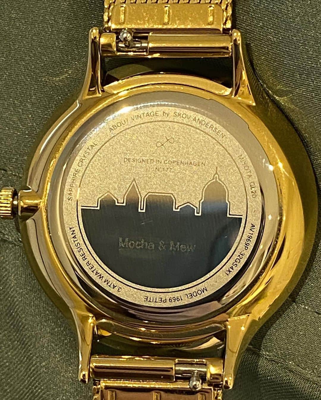 Chiakiさんのインスタグラム写真 - (ChiakiInstagram)「新しいコートに新しい時計🕰✨で気分を上げる🧡❤️💚  私が付けている時計は @aboutvintageofficial.japan だよ🕛  デンマーク発のデザインのディテールと品質にこだわった腕時計ブランドだよ！  上品なデザインと色で見やすくて気に入った💓   この時計を購入すると嬉しいサービスがあって、 文字盤裏に最大10字まで自分の名前や誕生日など人生のかけがえのない時を無料で！！文字入れして頂けるの！  世界に１本だけの自分オリジナルの腕時計にする事が出来るのが素敵です★  腕時計１本購入する事で、 生産・配送で排出されるCO2を125kg削減しているカーボン・ニュートラルの 環境に優しいブランドらしいです！  今日から2週間は（11月22日まで）、クーポンコード「CHIAKI」の入力で全商品が20%オフになるよ！  色んなカッコいいデザインやクラシックなデザインがあるので、是非みてみてね☺️   #aboutvintage #アバウトヴィンテージ #エレガント #おしゃれ #デンマークデザイン #北欧 #腕時計 #環境に優しい #サステナブル #カーボンニュートラル #pr」11月8日 23時02分 - chiakiinengland
