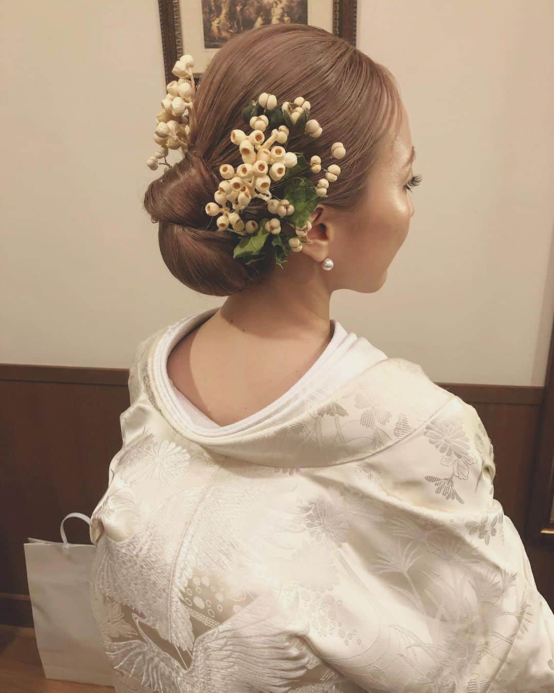 河野麻里さんのインスタグラム写真 - (河野麻里Instagram)「・ ・ 白ドレスから 白無垢に♡  髪はシンプルに まとめました ・ ・ #マリhair #浜松市」11月8日 23時02分 - brillantmari