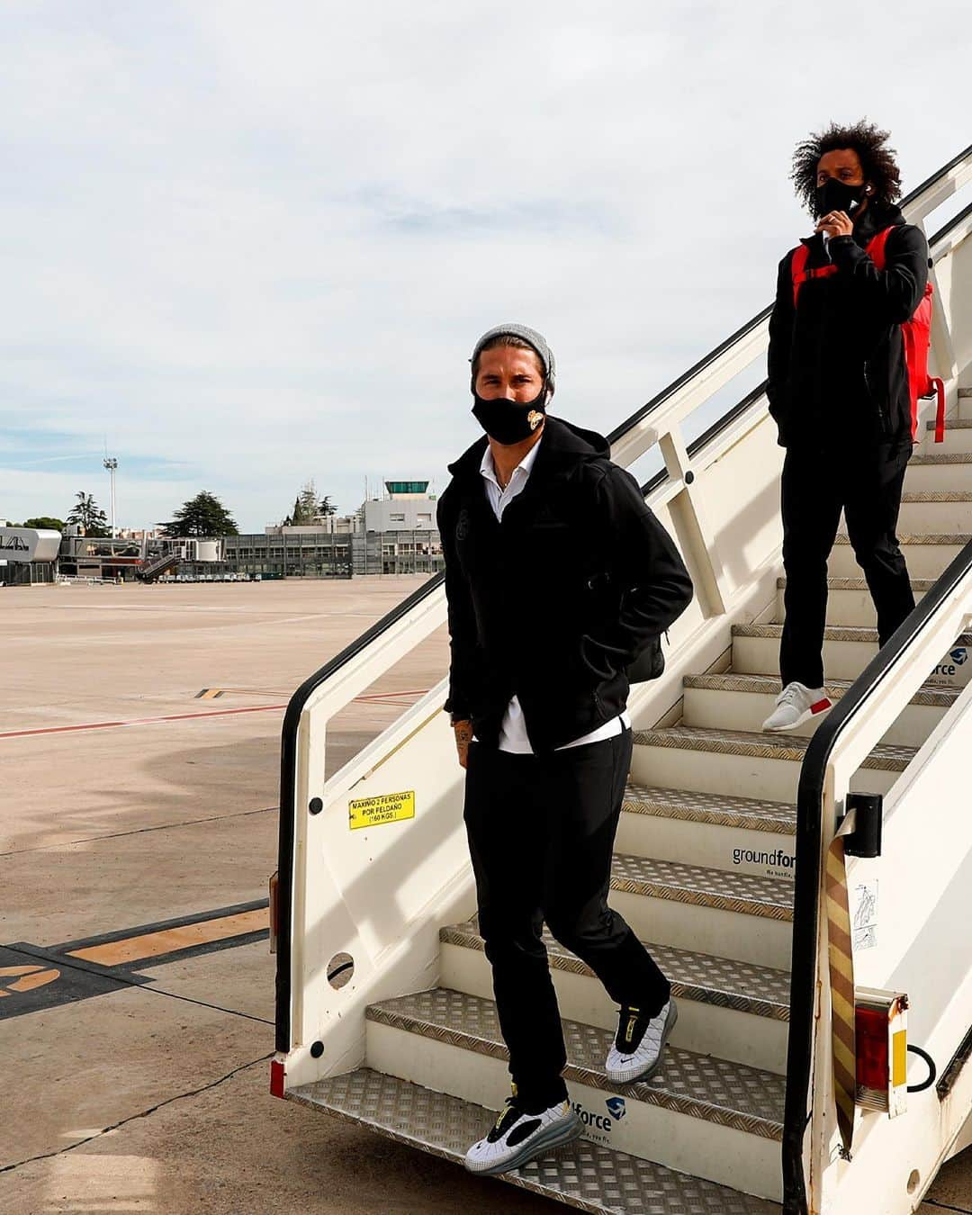 レアル・マドリードさんのインスタグラム写真 - (レアル・マドリードInstagram)「👋 Valencia, we're here! 🛬 ¡Hemos llegado, Valencia! #RMLiga #HalaMadrid」11月8日 23時13分 - realmadrid