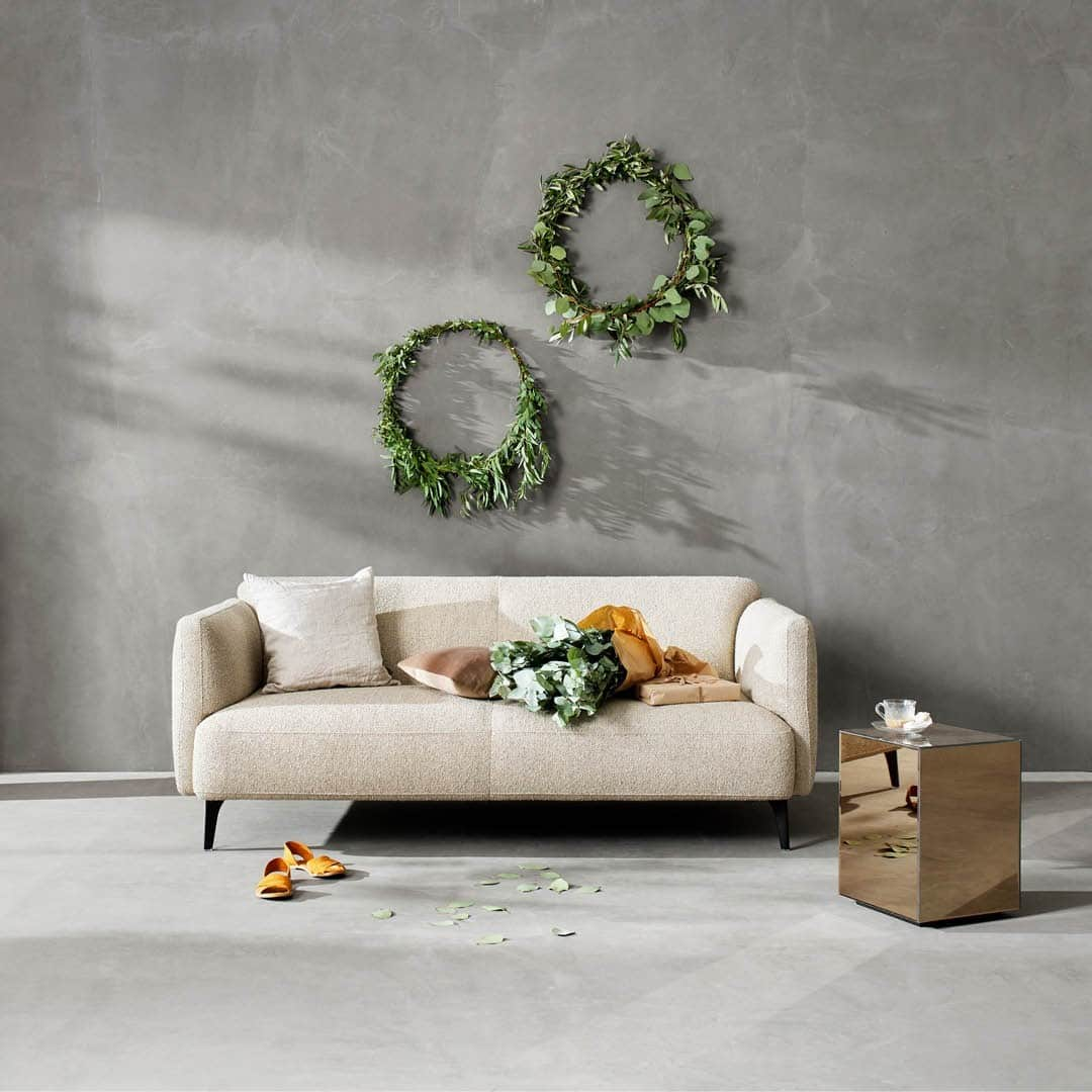 BoConceptさんのインスタグラム写真 - (BoConceptInstagram)「Lots of seasonal styling tips are waiting for you now through link in bio.   Easy tips and tricks to help you create “Little Moments. Extraordinary Memories.”   Modena sofa from £899  Block side table from £199  #boconcept #liveekstraordinaer #seasonalstylingtips #stylingtips #homestyling #interiordesign」11月8日 23時14分 - boconcept_official