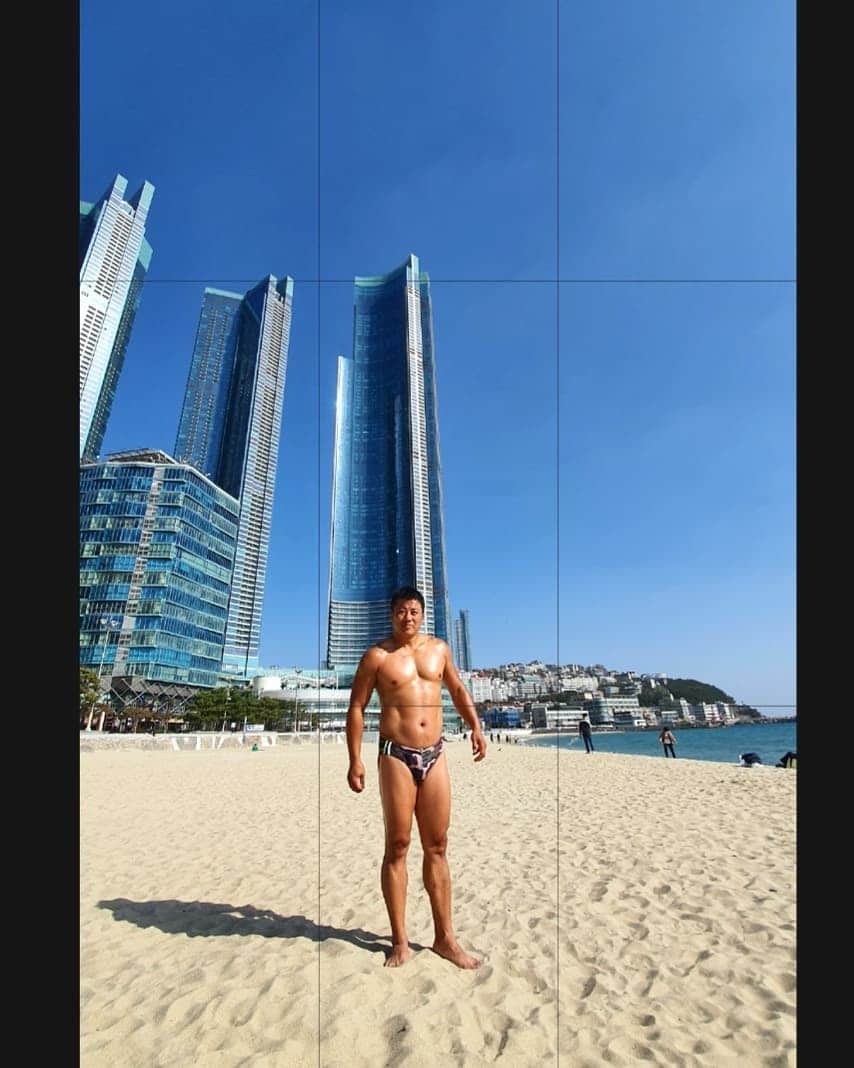 ミン・ヨンウォンのインスタグラム：「아빠만 신나는 일요일. . . 평일은 일하고 저렇게 몸만드느라  바쁘고 . . 주말은  민서랑 딱 10분 공차기 + TV 보여주기 . . 제트스키타고 낚시하고 축구하느라 ... 늘 바쁘고 아프고 피곤한 아빠 . . 민서가 몇달째 아빠한테  안가고 낯설어하고  안으려고하면 피한다 . . 아빠 즐겁게 낚시할때  민서 잠들어서 난  땅바닥에서 민서 안고 재우고.. 이동할때도 민서가 아빠한테 안가서..계속 안고 다님. #엄마허리나감  #길거리노숙자 . . 와.. 너무 힘들어서 서울로 다시 가야겠다. . . 다른집 자상한 아빠들은 인스타속에만 존재하는걸까 우리집만 이런걸까 부산이 특히 이런걸까 . . 민서가 아빠한테 안가는 이유 아빠만  모르는 듯...  진짜 모르는건지 편해서 계속 두는건지 . . . . . . #폭풍전야제 #에너자이져 #먹방 #푸드파이터#먹방요정  #사랑해  #육아일기 #신혼일기 #육아맘 #육아소통 #일상 #소통 #맞팔 #데일리 #황금돼지띠아들 #오오티디  #베이비스타그램  #babyboy」