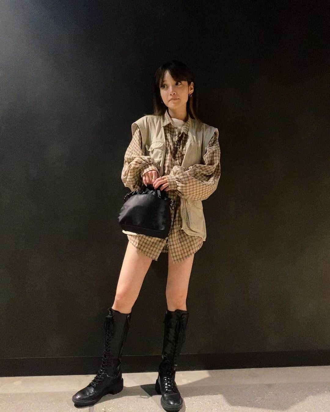 のインスタグラム：「ロングブーツあったかいしすき☺️ マスク取ったら血色ないなぁ笑 DMきてたベストはむかしの @zara だよ🌼」