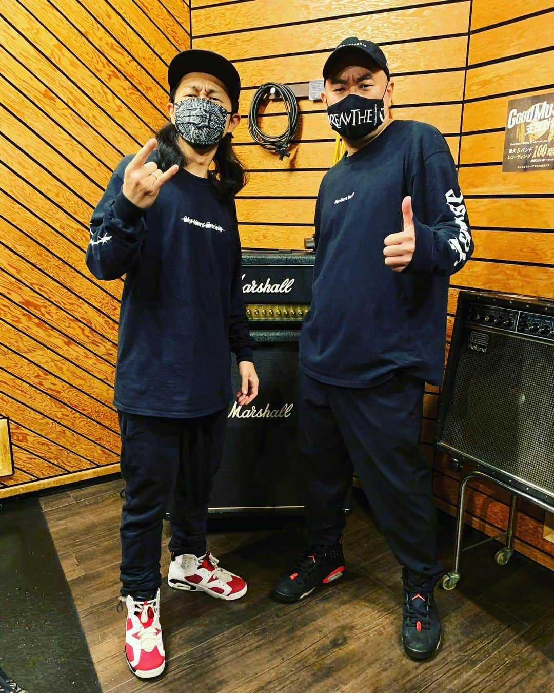 Kuboty のインスタグラム：「間も無く約1年ぶりの、あるあるメタルライブ！！！  そして全世界のあるあるメタラーの皆様お待ちかね、配信ライブでメタルあるある垂れ流し！！！  今日のリハ、RGさんとは奇跡的なファッションの方向性かぶり、JORDAN6で流麗なツインリード決めました🤟  以下配信詳細です、不明な点はコメントとかDMください、正直僕もよく分かってないです。  ◆11/11(水) SEXCALIVER 2020 配信ライブ  ・配信サイト ZAIKO ・イベントURL：https://cyclone.zaiko.io/_item/331107 ・チケット代 3000円 ・ライブチャット(Twitter連動) ハッシュタグ #SEXCALIVER  ・出演 SEX MACHINEGUNS Phantom Excaliver レイザーラモンRG with あるあるメタルオールスターズ ノコフク(OA)  ・配信開始時間 18:30～ ・発売日 10/1 12:00 ・情報公開 10/1 0:00 ・販売終了日 11/14 19:00 ・アーカイブ期間 3日間（11/14 22:00まで）  #kuboty #あるあるメタルオールスターズ」