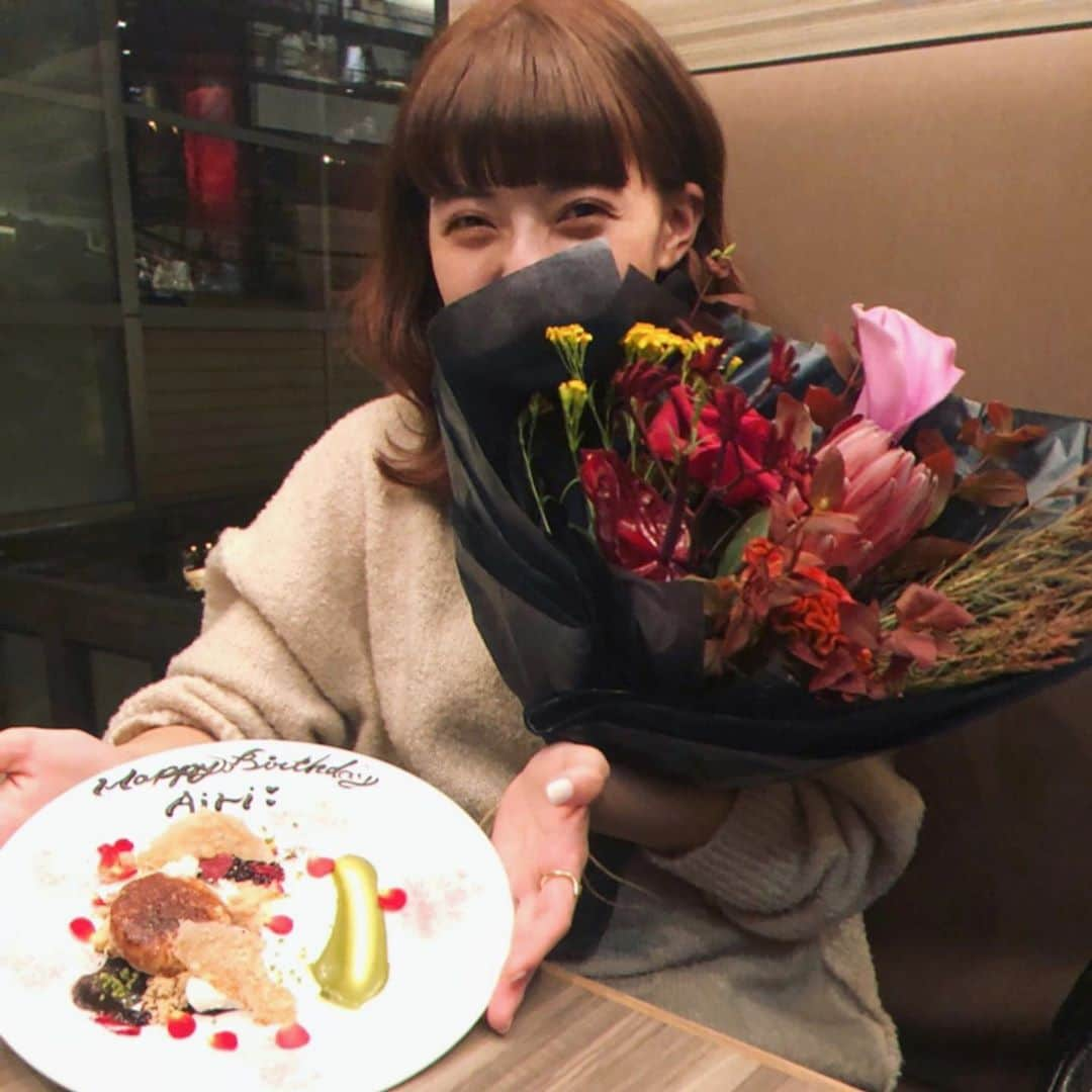 あいりおおかわのインスタグラム：「誕生日でした！ 側にいてくれる人たちいつもありがとう これを見てくれてるみんなも、 本当にありがとうだいすきです . 28年生きてきて、いまが1番しあわせ！」