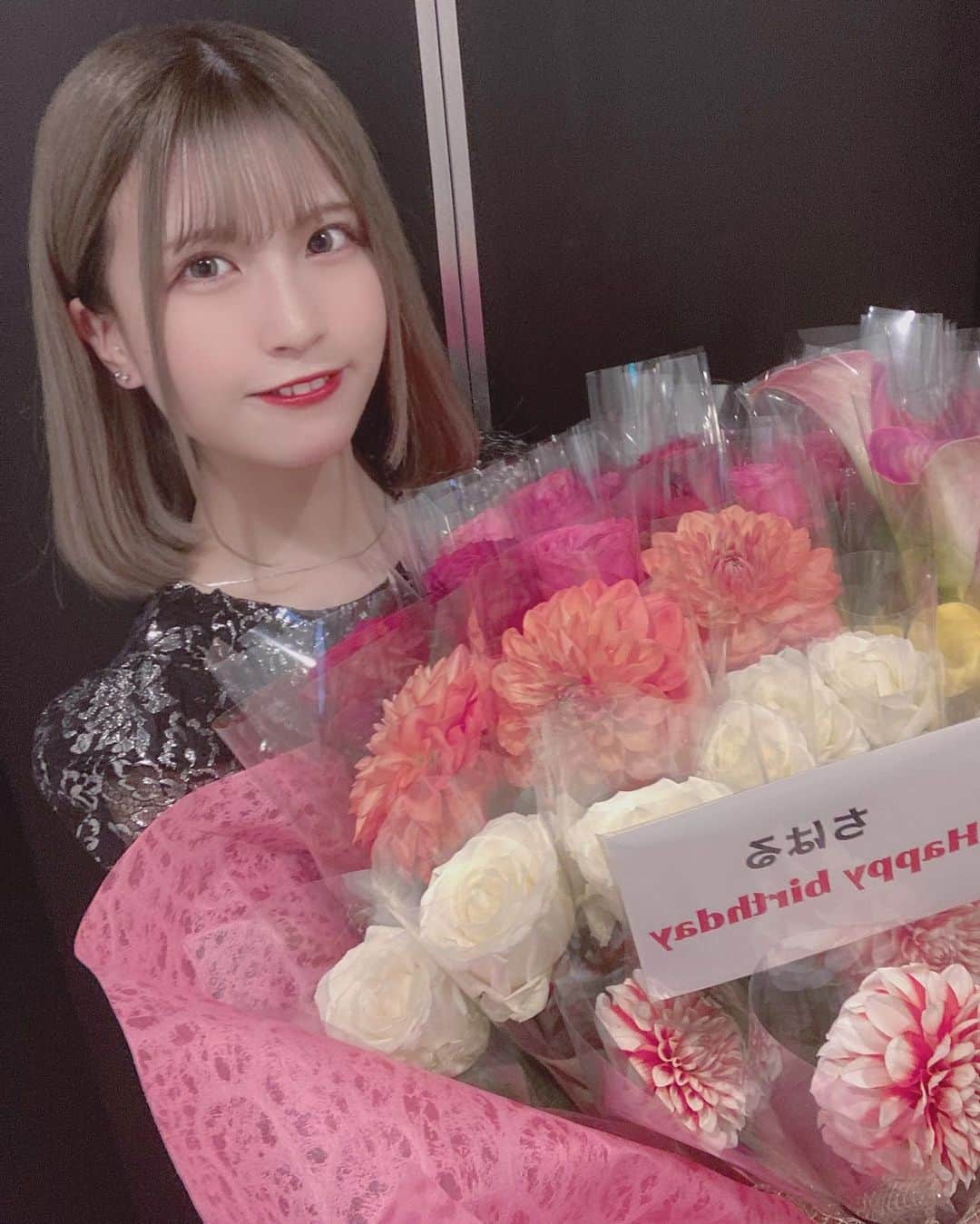 ちはるのインスタグラム：「. 今日はちはる生誕祭ありがとうございました〜ステキなお花さん嬉しい嬉しい！久々に文字をうちまくろうかなとおもわれます、おはようこんばんわ、私は自分が主役というか注目されるの好きじゃなくてあまり生誕祭とかをタノシミーーーきゃーとかならない女なんですけど、よくそんなんでアイドルやってんなって感じなんですけど、だから今日来てくれる人が楽しんでくれるのか不安すぎてあんま寝れなかったんだけど結局自分が1番楽しんでた説あるなくらいクイズとか楽しかったな、歌も注目されるのはずかしすぎたけど自分の歌声を真剣にきいてくれる人がいるってすごいなあておもうなあ、日本語がアレだからすごい口悪いし適当にきこえるし日本語なのかもわからないけど、そこを理解してくれてるひとびとスキでござります、おはよ、今回みたいな生誕だとちゃんと気持ちを伝える時間が無いのですごい適当な感じになってしまったけど、ファンのみんなにもメンバーにも運営さんにも本当に感謝してます、こんなわたしっていうセリフだめだけど、みんなに元気にさせてもらってみんなの笑顔みると嬉しくて、そゆとき生きてて良かったっておもえて、私は誰かを元気に笑顔に誰かの生きがいになりたいって気持ちで自分の好きな歌って踊ることをしてここにいて、ずっとやってるとメンタルがおかしなって自分はなにやってんだろ、って143476万回なってしまうけど、そんなときでもこんな私を応援してくれる方がいて、仲間がいて、わたしは1人じゃないって思えるし、今まで誰かのために、グループのためにっておもって生きてきた未来で自分なんてどうでもいいやてかんじだったけど自分のこともちゃんと大切にしようなっておもいました、新体制になって先輩ではないけど先輩みたいな立場なって先輩じゃないんだけどもだから新メンちゃんの前で前まで見たいなすぐ病む女にはならないように生きてきたつもりで少しはなんか余裕のある女みたいな感じぶって生きてたからぜんぜん前より病んでないよね？、？22さい成長してるわ、うぇーい辛いこともたくさんあるけどこの今怖い世の中でこうやって生きれてる時点でわい幸せものすぎるから感謝して生きるわい、なんのはなしですかね、言いたいことは私は今幸せです！ありがとう、！！！！出会ってくれたみんな！！あ、髪切って初投稿だったや、どうボブ似合ってる？、  #アイドル #idol #ボブ #生誕祭  #お花 #likeforlike #l4l」