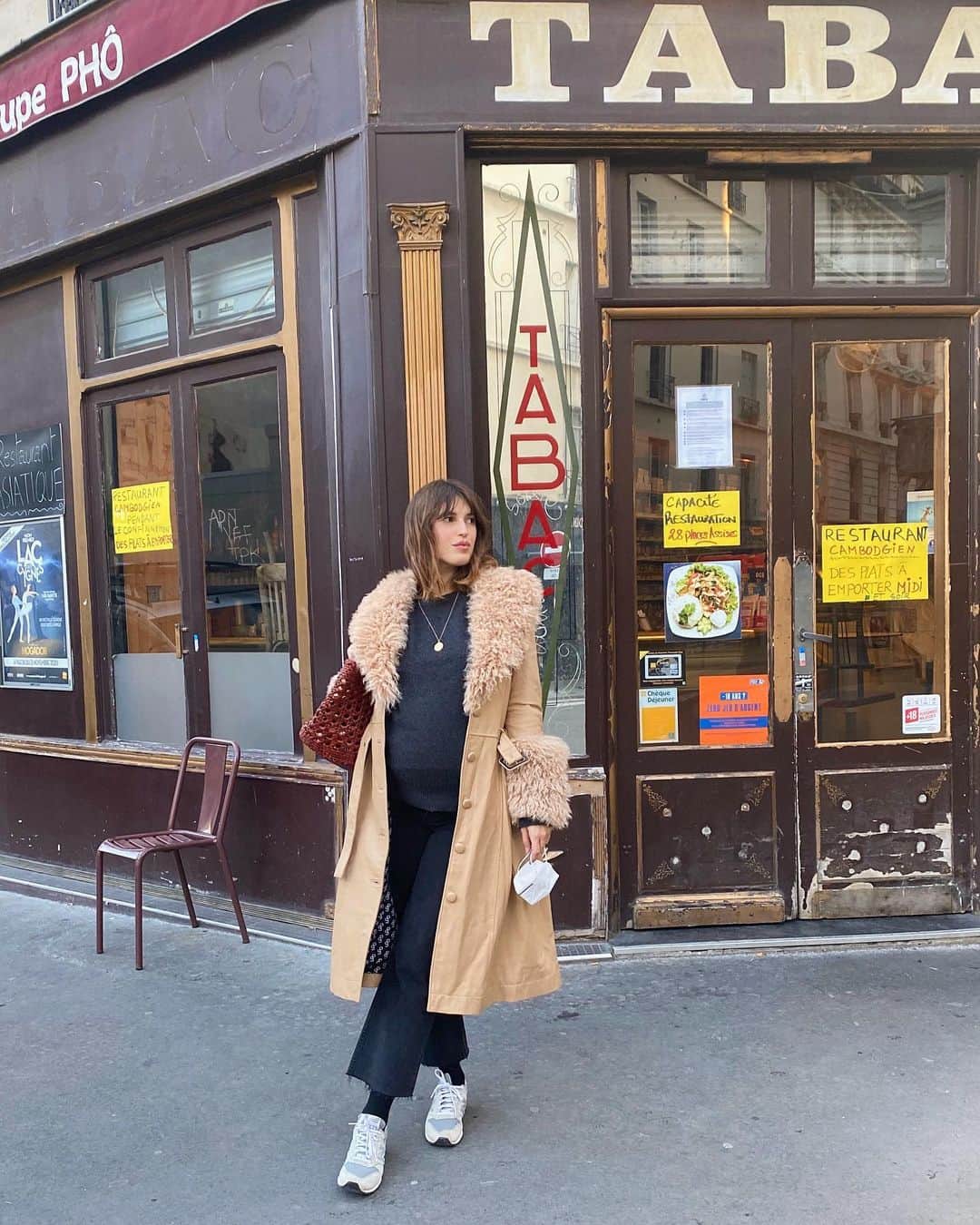 Jeanneのインスタグラム：「Happy Sunday 💐🌈👟  Yeap, I switched from heels to sneakers 🙃 #joyofpregnancy #mumtobe」