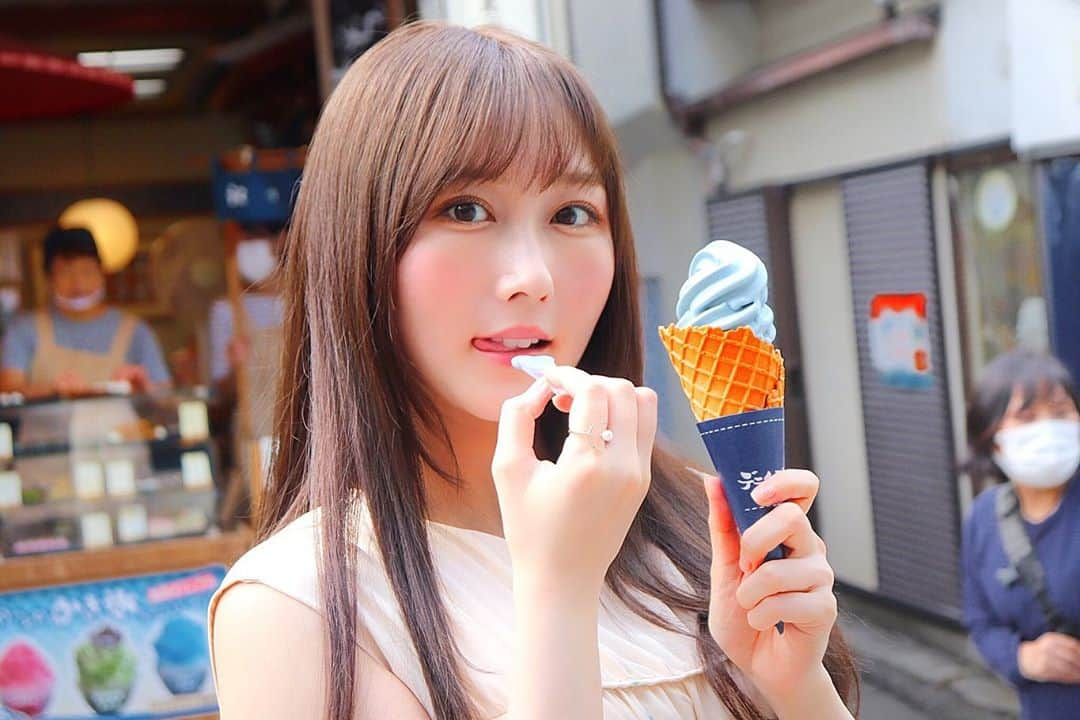 矢倉楓子さんのインスタグラム写真 - (矢倉楓子Instagram)「不思議なソフトクリーム…🍦💙﻿ ﻿  ﻿ #デニムソフトクリーム﻿ #江ノ島﻿ #icecream  #江ノ島グルメ #ice #アイス  #ソフトクリーム  #日帰り旅行 #アイスクリーム  #あいす」11月8日 23時15分 - fufu_ice