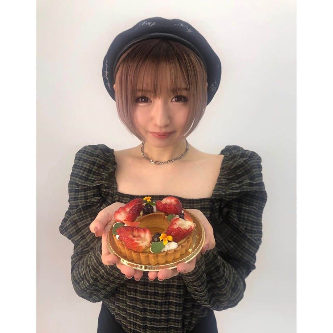 駒井まちさんのインスタグラム写真 - (駒井まちInstagram)「𓂅  CORAL PARLOR enoco﻿ コーラルパーラーエノコのリースタルト💐𓂃﻿  見た瞬間思わず 「可愛い〜〜〜！！！」 って叫んじゃいました🤯😭💘  見た目が華やかで可愛いだけでなく、﻿ サクサクの生地にアーモンドクリームと﻿ フレッシュなフルーツの相性が良く﻿、 味もとっても美味しかったです🍓❕﻿ ﻿ お店ではスリランカの最高級紅茶﻿ ムレスナティーと一緒に楽しめます..😌🇱🇰﻿ ﻿ お土産としてもとっても喜ばれる﻿ 可愛いスイーツを是非チェックしてみてください( ᷇ᵕ ᷆ )﻿ 特にこれからの季節はクリスマスのリースタルトが楽しみですね🎄𓈒𓏸 ﻿ ﻿ ________________________________________　  住所﻿ 大阪府大阪市西区江之子島2-1-34﻿ 大阪府立江之子島文化芸術創造センター B1F﻿ 予約﻿ 06-6445-8035﻿ 営業﻿ 11:00〜20:00（Lo.19:30）﻿ ________________________________________　  ﻿ #コーラルパーラーエノコ #フルーツタルト﻿ #リースタルト #タルト #ケーキ #cake #カフェ #cafe #プレゼント #クリスマス﻿ #大阪#大阪カフェ#阿波座カフェ#ムレスナティー」11月8日 23時16分 - _komaimachi_