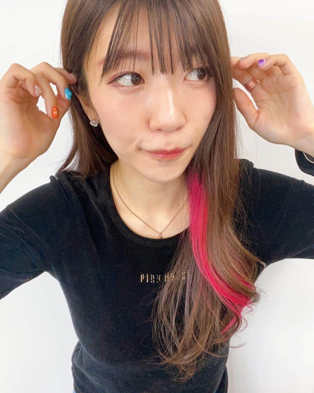 ぱいぱいでか美さんのインスタグラム写真 - (ぱいぱいでか美Instagram)「Spicaでヘアメンテ❤︎ ꙳ #spica #hairsalon #原宿 #haircolor #innercolor #pink ꙳ いつもお世話になっとりますSpicaさんでヘアメンテ✪ 秋冬は前回染めたとこの一番暗い色に合わせて メンテしてもらうことが多いんですが (毛先に向かって微妙に明るくなっているので) 今回はアポカリのワンマンも近いし ちょっと華やかな感じにしようかな？と思って 中間くらいのとこで全体に色入れてもらいました〜✌︎ インナーは変わらずにバキバキのピンクです☻ 前髪と毛先も整えてもらってトリートメントもしてもらって良い感じ。 担当は変わらず中田さん @spica_nakada_ です✂︎ いつもありがとうございます❤︎」11月8日 23時17分 - paipaidekami