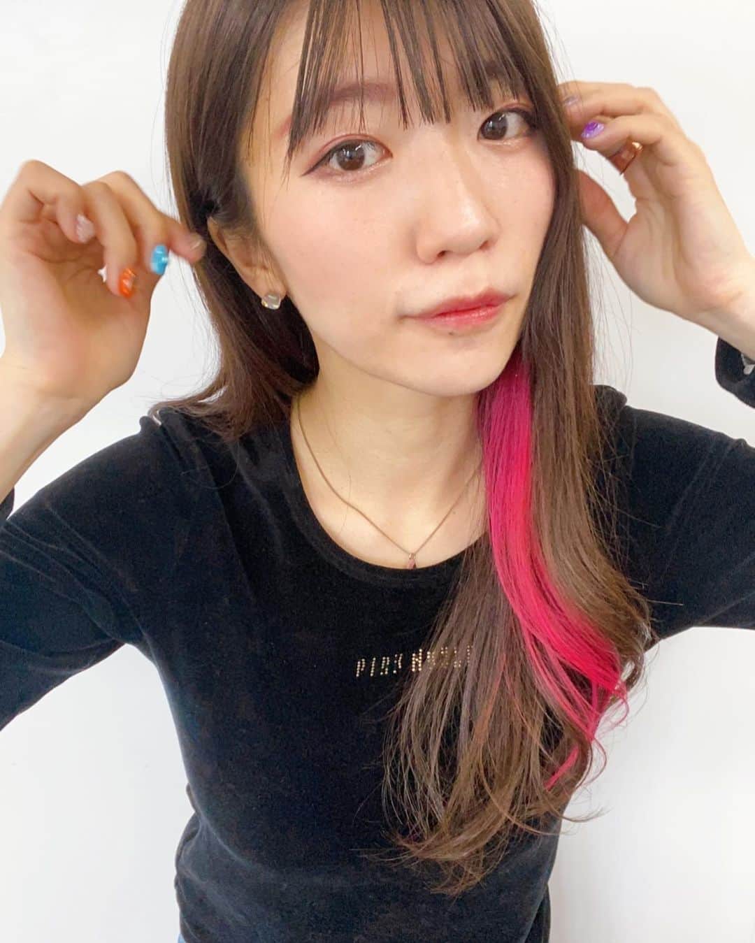 ぱいぱいでか美のインスタグラム：「Spicaでヘアメンテ❤︎ ꙳ #spica #hairsalon #原宿 #haircolor #innercolor #pink ꙳ いつもお世話になっとりますSpicaさんでヘアメンテ✪ 秋冬は前回染めたとこの一番暗い色に合わせて メンテしてもらうことが多いんですが (毛先に向かって微妙に明るくなっているので) 今回はアポカリのワンマンも近いし ちょっと華やかな感じにしようかな？と思って 中間くらいのとこで全体に色入れてもらいました〜✌︎ インナーは変わらずにバキバキのピンクです☻ 前髪と毛先も整えてもらってトリートメントもしてもらって良い感じ。 担当は変わらず中田さん @spica_nakada_ です✂︎ いつもありがとうございます❤︎」