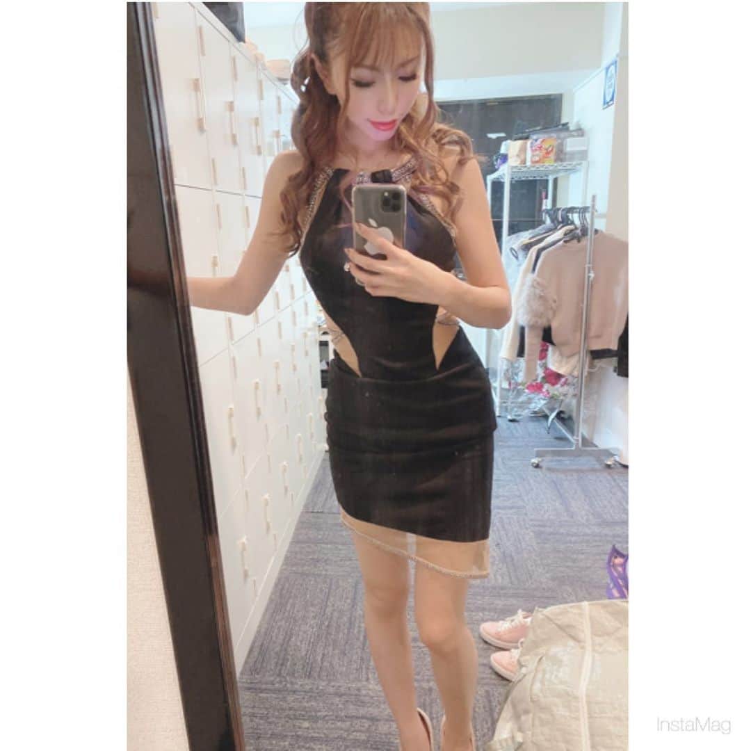 あゆかのインスタグラム：「おやすみー💓 はやく3連休3連休！笑 こんなに休み取れる日ないから 楽しみで仕方ない💓 15.16.17日が店休です！！！ よろしくお願いします🥺 今日ははやくねよー！！！  .  #千葉キャバクラ#千葉富士見キャバ嬢#千葉富士見町キャバ嬢#千葉富士見キャバクラ#arドレス#ジュエルズドレス#コロナに負けるな#コロナに負けるな日本#オンラインキャバクラ#ファッション好きな人と繋がりたい#ヘアメイク#お家スタイル#息してる？#followｍe4 #follow4like#followtrain」