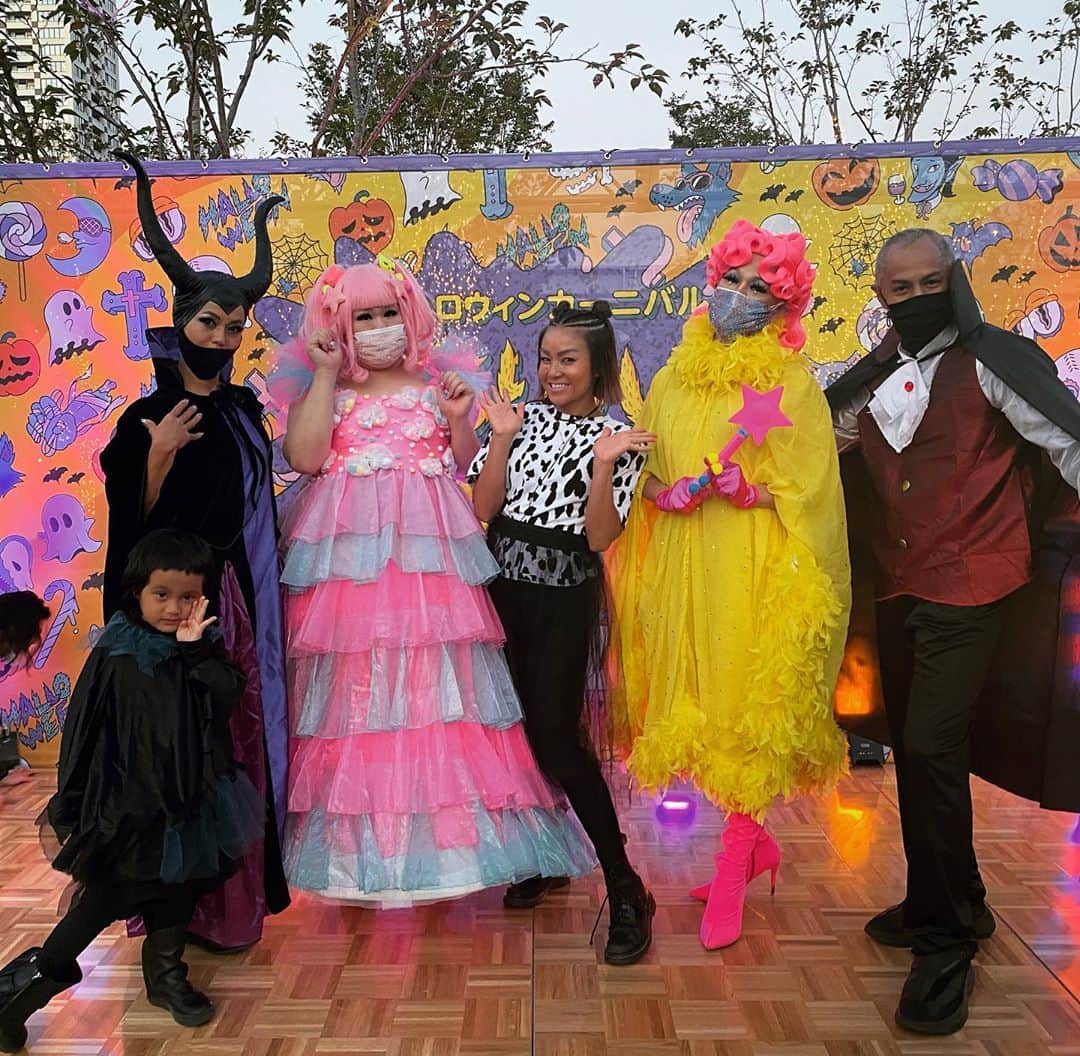 Nazukiのインスタグラム：「🎃ありハロ🎃  2020.10.24.25 @ariakegarden  にて @carnival_moo  プロデュースで Halloween イベントやりました👏🏻👏🏻👏🏻  地元有明で、イベントができたこと、ほんと嬉しい🥺🥺🥺  このイベントができたのも、 イベントプロデュースのご夫妻の 子供が、2歳から発育ダンスレッスンを受けに来てくれて知り合い、仲良くなって、有明ガーデンでイベントできたのも、同じマンションに住むママ友が有明ガーデン管理会社で働いていたから、紹介してくれて、繋がっていって、実現ができました✨ ほんと引き寄せとご縁というのは、思いが強くなればタイミングでやってきて、引き寄せ合うんだなと、改めて感じたイベントでした😊  私はダンスステージをプロデュース‼️  コロナ禍での初めての野外SHOWイベントでしたが、2日間とも大盛況✨✨  来ているお客さん、みんなが楽しんでいて、そして出演者のみんなが、気持ちよくSHOWをしている姿を見て、ほんとにほんとにやれてよかった😭って、思う🥺  やっぱりダンスを通して、自分のやりたい事を表現して、 みんなが笑顔にhappyにそして強いパワーとなり、ひとつになれた事が達成感👏🏻👏🏻  これからもステップアップして、 ファミリー向けイベントやっていくので、是非遊びに来てください❤️  イベントプロデュース @this_is_mio_  @naoki_serizawa   ハロウィンダンサー @hoapyon  @bibiygerodelle   thanks❤️  思い出photo続きます🥰  #ありハロ　#dance #dancer #有明　#produce #ダンス　#プロデュース　#ダンスプロデュース　#show #danceshow #halloween #ハロウィン」