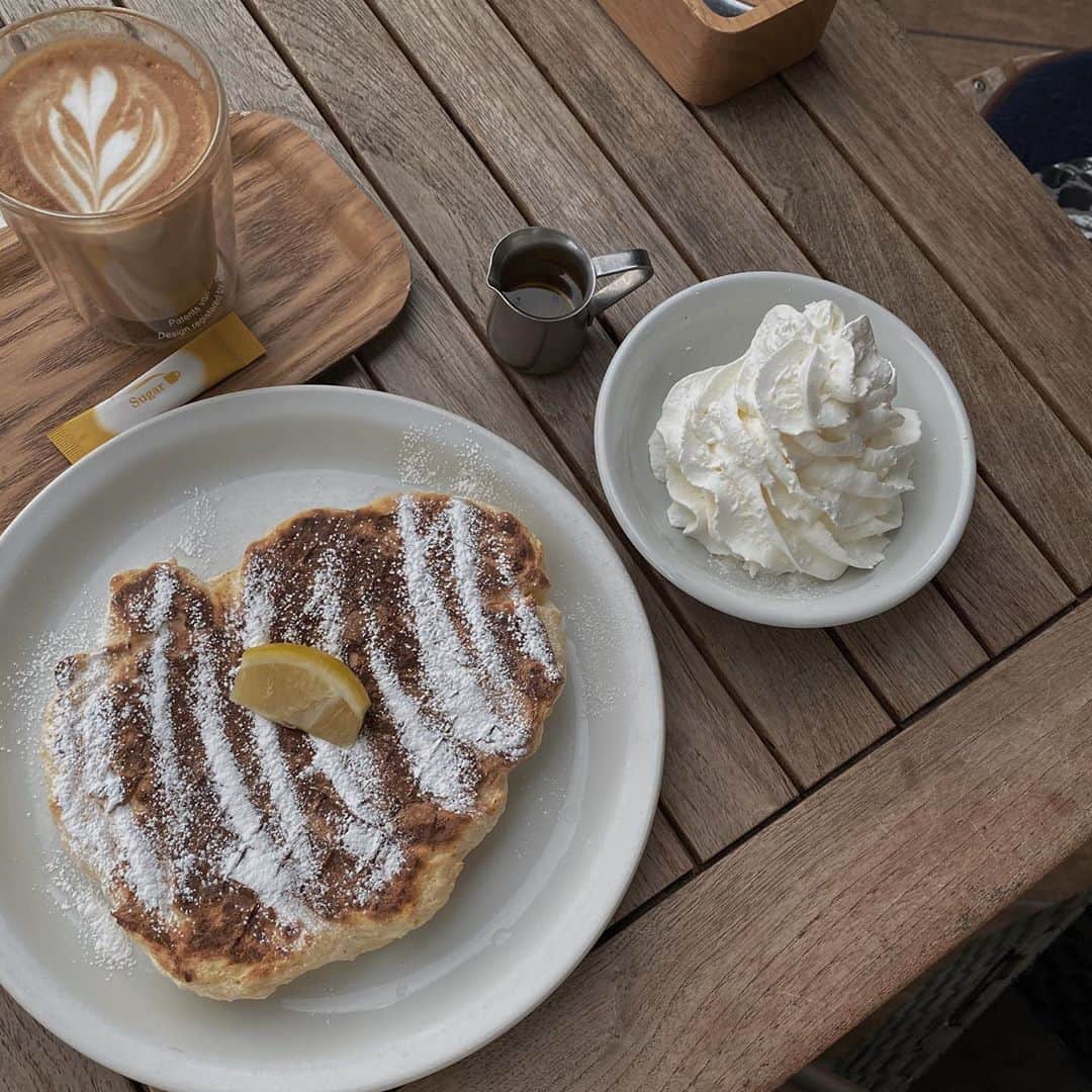 樽見麻緒のインスタグラム：「𝒸𝒶𝒻ℯ 𝓉𝒾𝓂ℯ🍋𓇢 ワッフルパンケーキなんだって🥞×🧇 硬めかなと思ったらパンケーキよりふわふわでびっくり😳 生地だけちょこっと息子と分け合いっこして食べたよ𓊧𓊤 ׅ #ワッフルパンケーキ#カフェ#カフェ活#パンケーキ#mellowbrowncoffee#cafe#pancake#waffle」