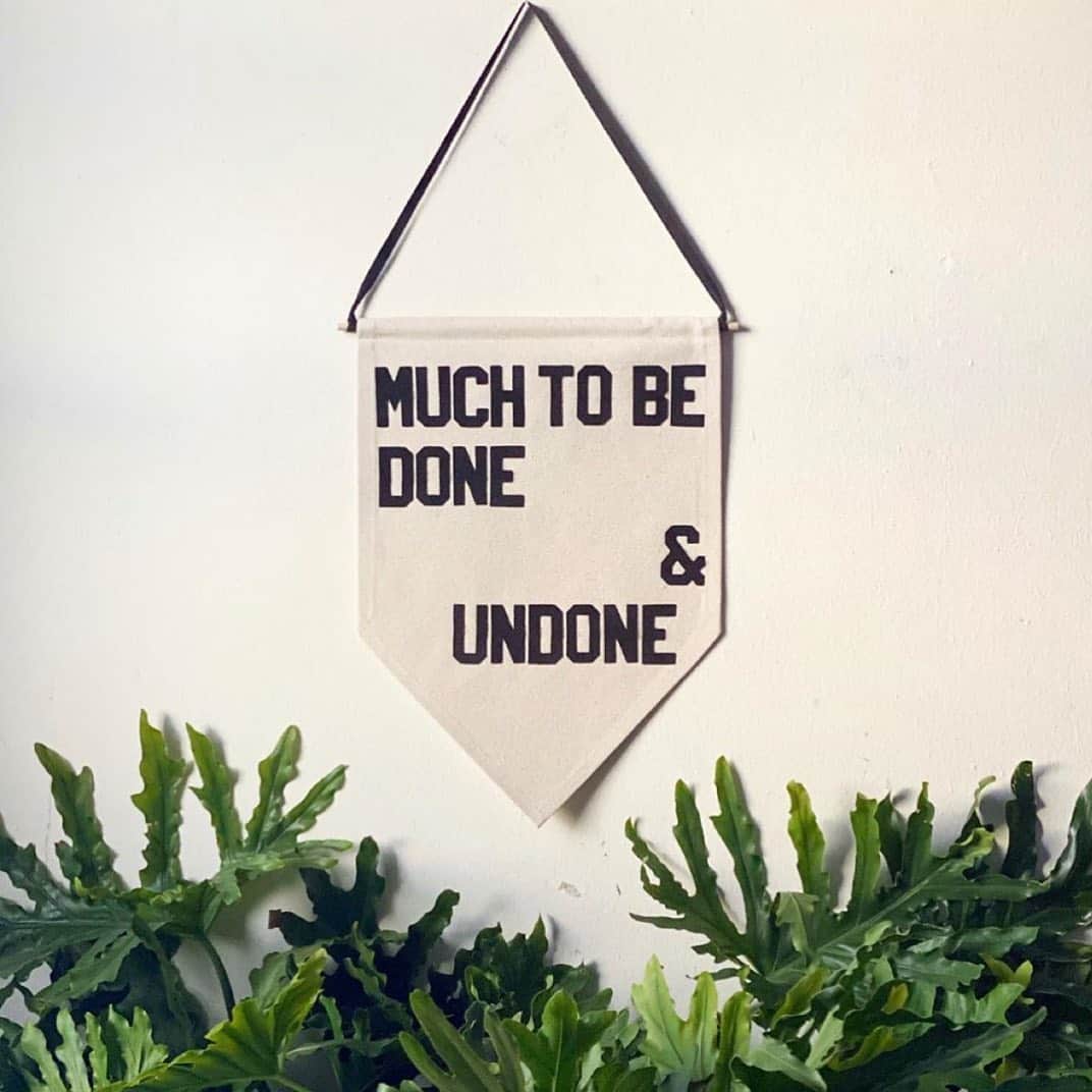 Grace Bonneyのインスタグラム：「@rayoandhoney ‘s pennant captures today’s mood for me ♥️」