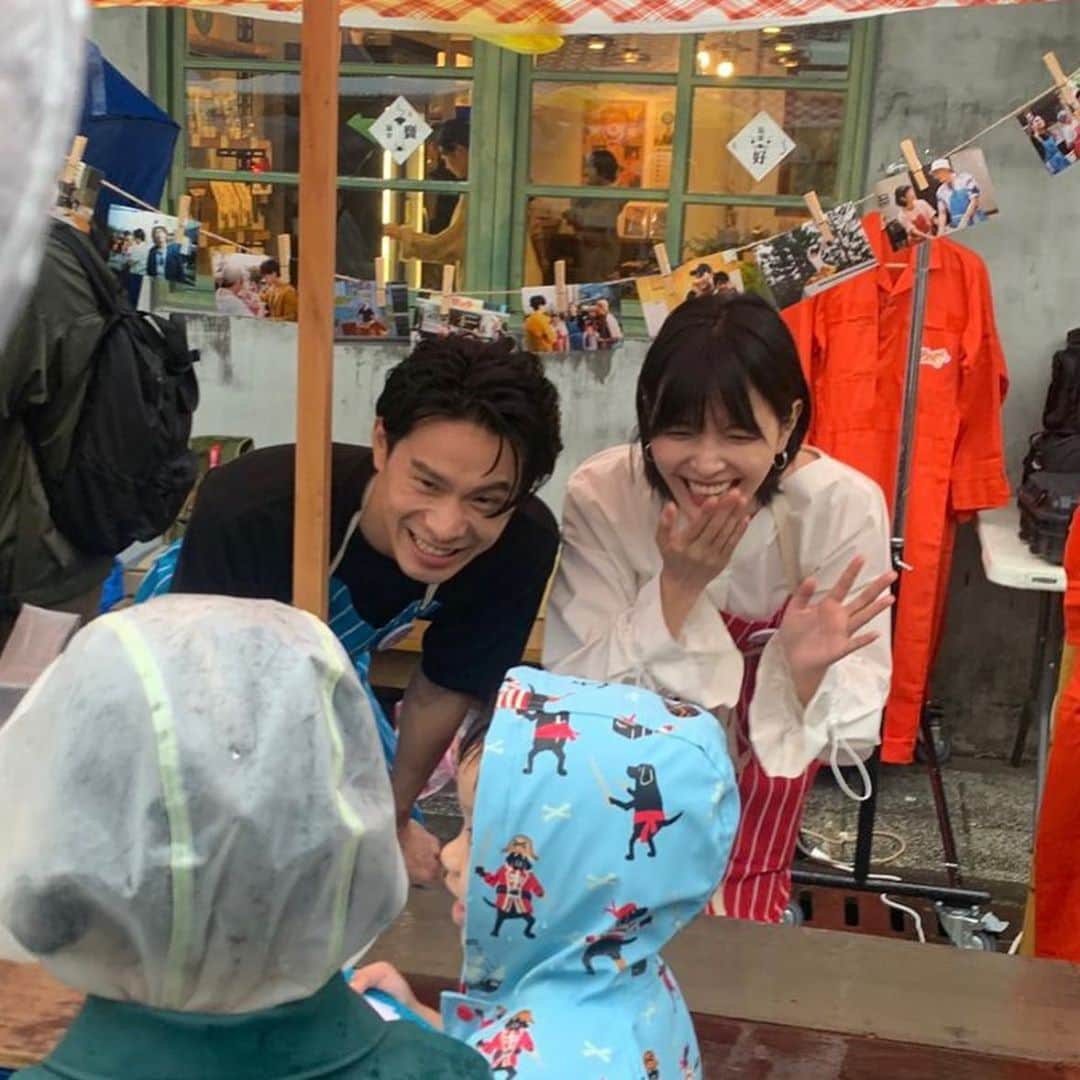 吳子霏（Ellen Wu）のインスタグラム：「感謝今天來阮三个市集的朋友，還把我跟姚哥的攤位買光光🥳 很開心見到大家！ 最重要的是...把掌聲鼓勵送給全體工作人員，阮四個餐車夥伴，還有今天冒雨前來的朋友們❤️ @ptstaiwan  #公視 #阮三个 #阮三个餐車環島發大財 #公益市集 #記得去看親愛的房客  還有 #tizzybac穿越光年的孤獨」