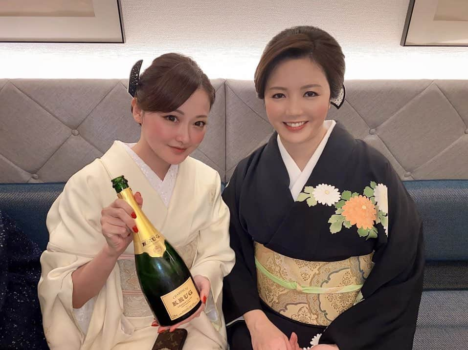 一ノ瀬瑞帆のインスタグラム：「あす香ママとしょうこママ💕 この日は、サードフロアさんに遊びに行きました🥂✨ ・ お二人と食事からアフターまでご一緒出来て沢山お話し出来て嬉しかったです💕💕 #銀座 #サードフロア #有名ママ #桂あす香ママ  #アラヴィ #柳澤しょう子ママ  #感謝 #シャンパン #krug」