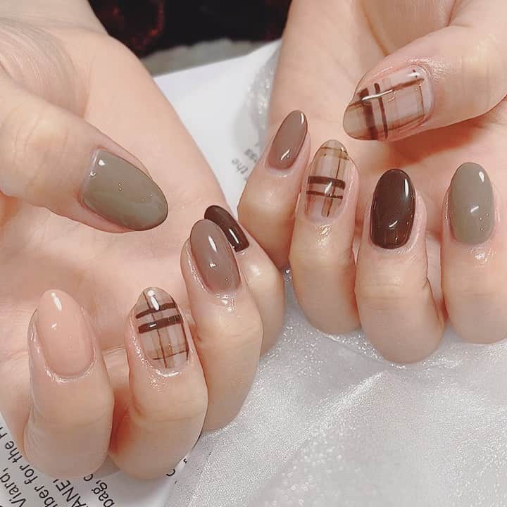 藤川沙弥のインスタグラム：「𝑁𝑒𝑤 𝑛𝑎𝑖𝑙𓇹𓍯𓇬﻿ ﻿ 秋気分でfootに合わせて﻿ handもチェック柄に🌾🍂﻿🌰 ﻿ フットが伸びてきたので←﻿ 焦って一緒に撮りました🤫📸笑﻿ ﻿ いつも可愛いnailありがとう💋﻿ ﻿ @harupy_nail  DMからもご予約できますよ〜📮💓﻿ ﻿」