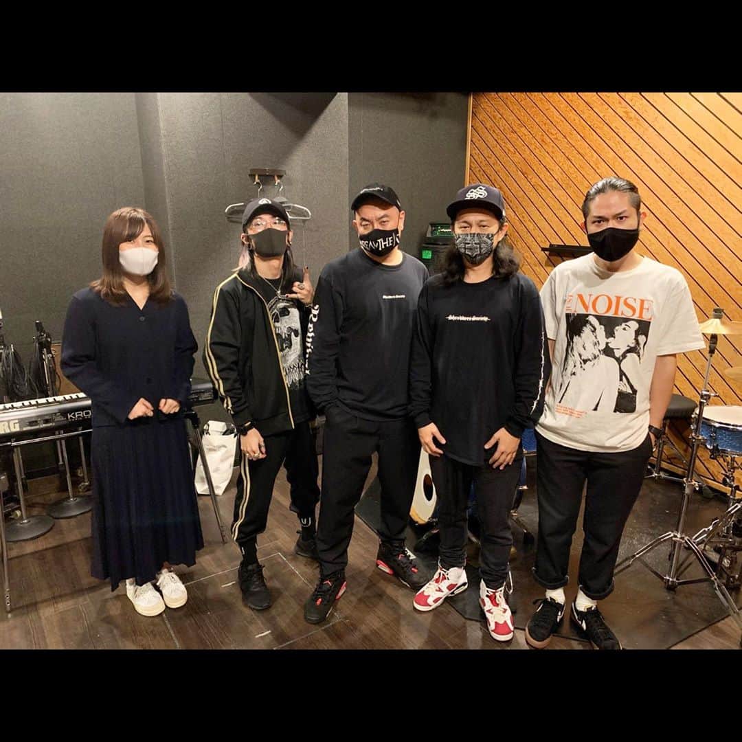 のインスタグラム：「11/11は約1年振りのレイザーラモンRG with あるあるメタルオールスターズのライブ！  配信ライブなのでどこでも楽しめます✌🏻  メンバーみんな流石の仕上がりなので是非チェックお願いします🔥  詳細はこちら↓  ◆11/11(水) SEXCALIVER 2020 配信ライブ  ・配信サイト ZAIKO ・イベントURL：cyclone.zaiko.io/_item/331107 ・チケット代 3000円 ・ライブチャット(Twitter連動) ハッシュタグ #SEXCALIVER   ・配信開始時間 18:30～ ・販売終了日 11/14 19:00 ・アーカイブ期間 3日間（11/14 22:00まで）」