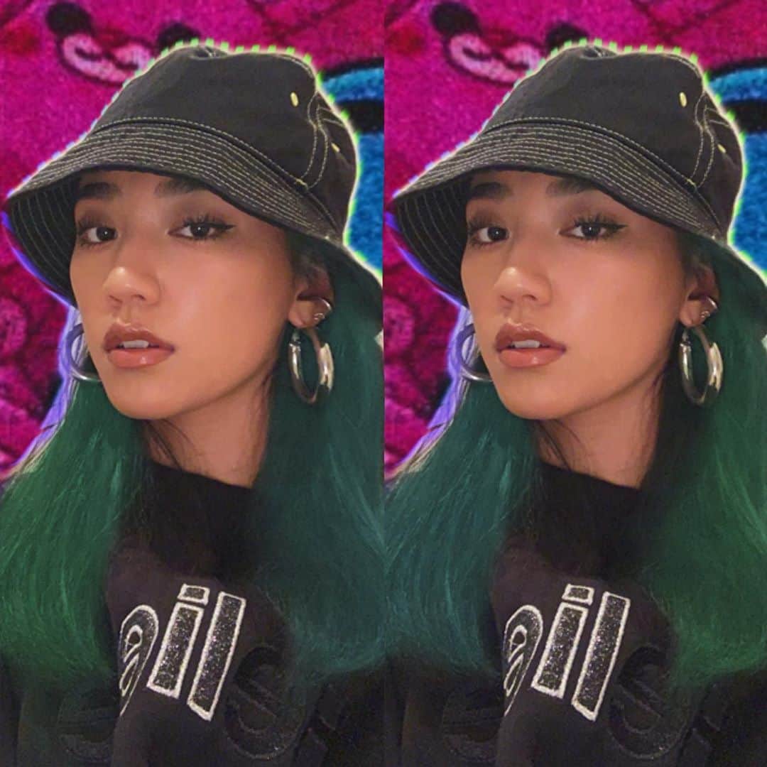 松本優のインスタグラム：「. . 髪の毛緑にしちゃいました🌳🌲☘️🌱🌿🌵 . なんちゃって .」