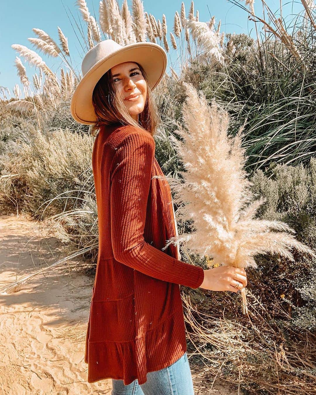 ロック&リパブリックのインスタグラム：「Fall’s favorite layer: This @lclaurenconrad cardigan. 🍁 Tap to shop all things cozy. 📸 @jessrutherford10 #Kohls #lclaurenconrad」