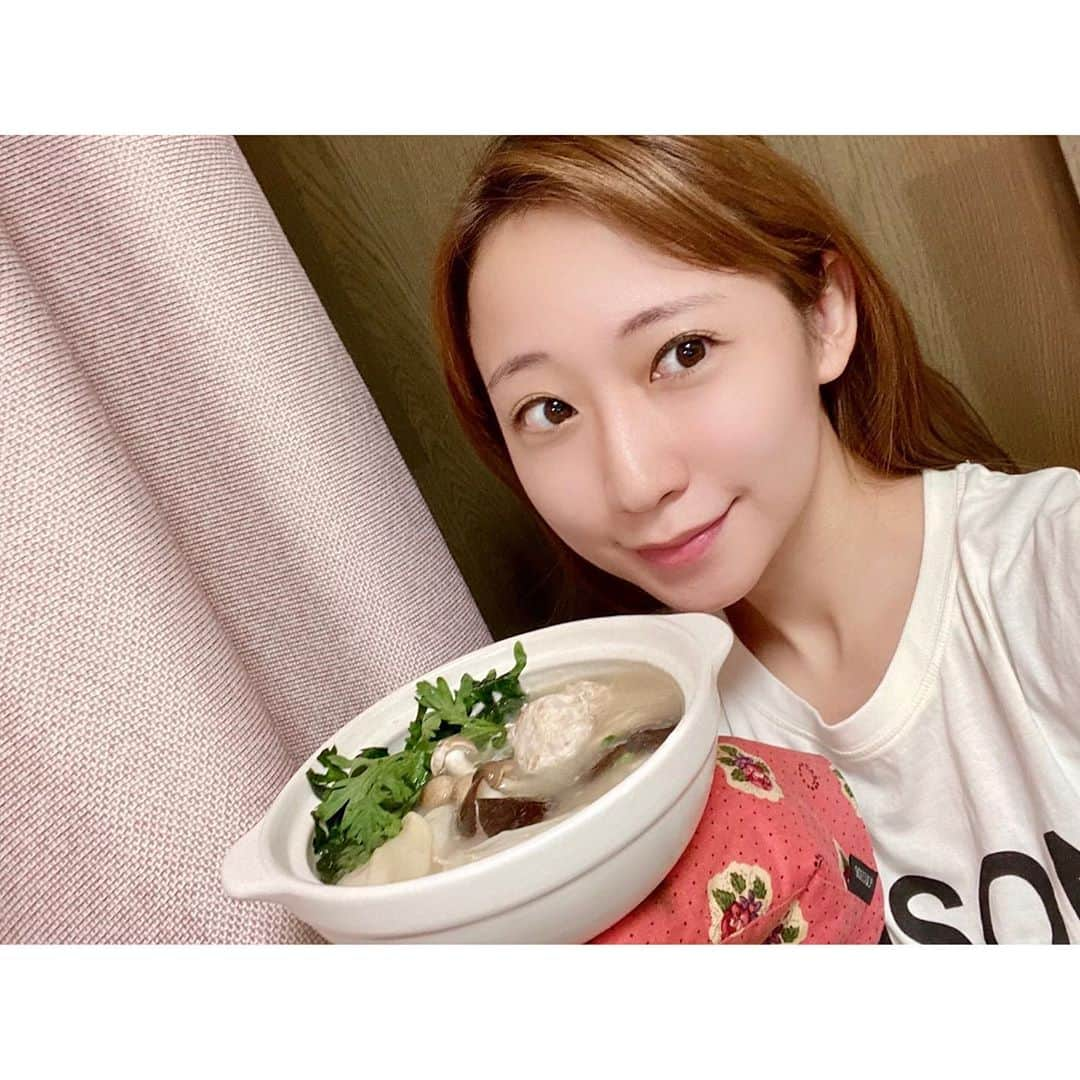 住吉史衣のインスタグラム：「. . 手のひらサイズのお鍋🍲をゲット♡これからの時期に最高🥰 普段から使ってる『のむシリカ』が キャンペーンやってるので参加♪ . シリカは食材の旨味が引き出されて美味しくなるの💓 やっぱり旬の食材を使うの美味しいなぁ〜🤤🍁 . . @nomusilica_official  第2回のむシリカレシピコンテスト開催中！ 料理テーマは「秋の食材」コンテストの商品のクオリティが格段にアップしてるみたいなのでぜひ☺️ #シリカ水 #シリカ水 #のむシリカ #supported #のむシリカレシピコンテスト #pr #ナチュラルミネラルウォーター #霧島天然水 #美容 #デトックス #ダイエット#ケイ素 #霧島天然水 #旨味アップ #美味しさ ♡」