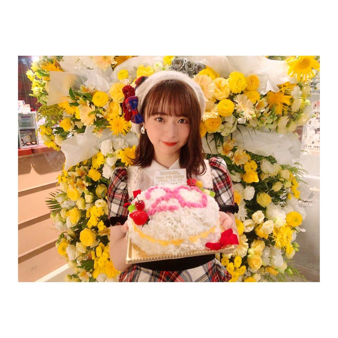 倉野尾成美さんのインスタグラム写真 - (倉野尾成美Instagram)「今日で20歳になりました！ 当日にバースデーイベントという形で皆さんと過ごせて嬉しかったです☺️ 本当にありがとうございました！ みぃさんからのお手紙も本当に嬉しかったです…😭 うまくまとめて話せなかったのでここに載せます。 20歳の私は、ありのままでいれたらいいなと思います。 10代はまわりと比較してしまい、 それで成長出来たことももちろんあるけれど 自分で自分を辛くしてしまったり 自分を大切に出来てない時期があったので だから20歳はもっと私を持って、楽しいと思うことをしていきたいです！ 本当に皆さんの存在にたくさん救われています！いつもありがとう。  誕生日で一番うれしいのは普段よりもお祝いとかでコメント量が多くて！笑 こんなに見てくれてる人がいるんだと知れることです😂 たくさんメッセージありがとう💐 これからもよろしくお願いします…😌 #倉野尾成美生誕祭2020」11月8日 23時35分 - noochan_1108