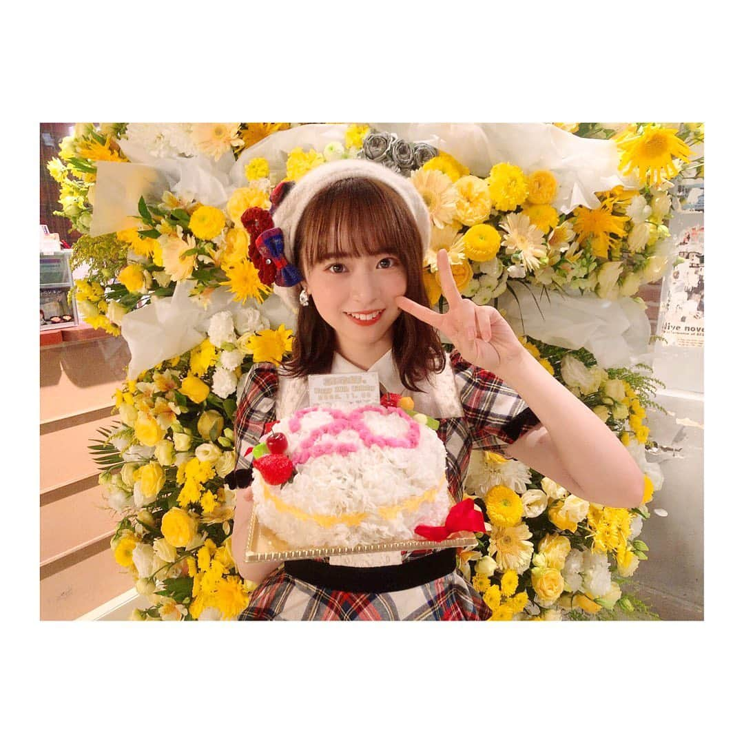 倉野尾成美さんのインスタグラム写真 - (倉野尾成美Instagram)「今日で20歳になりました！ 当日にバースデーイベントという形で皆さんと過ごせて嬉しかったです☺️ 本当にありがとうございました！ みぃさんからのお手紙も本当に嬉しかったです…😭 うまくまとめて話せなかったのでここに載せます。 20歳の私は、ありのままでいれたらいいなと思います。 10代はまわりと比較してしまい、 それで成長出来たことももちろんあるけれど 自分で自分を辛くしてしまったり 自分を大切に出来てない時期があったので だから20歳はもっと私を持って、楽しいと思うことをしていきたいです！ 本当に皆さんの存在にたくさん救われています！いつもありがとう。  誕生日で一番うれしいのは普段よりもお祝いとかでコメント量が多くて！笑 こんなに見てくれてる人がいるんだと知れることです😂 たくさんメッセージありがとう💐 これからもよろしくお願いします…😌 #倉野尾成美生誕祭2020」11月8日 23時35分 - noochan_1108