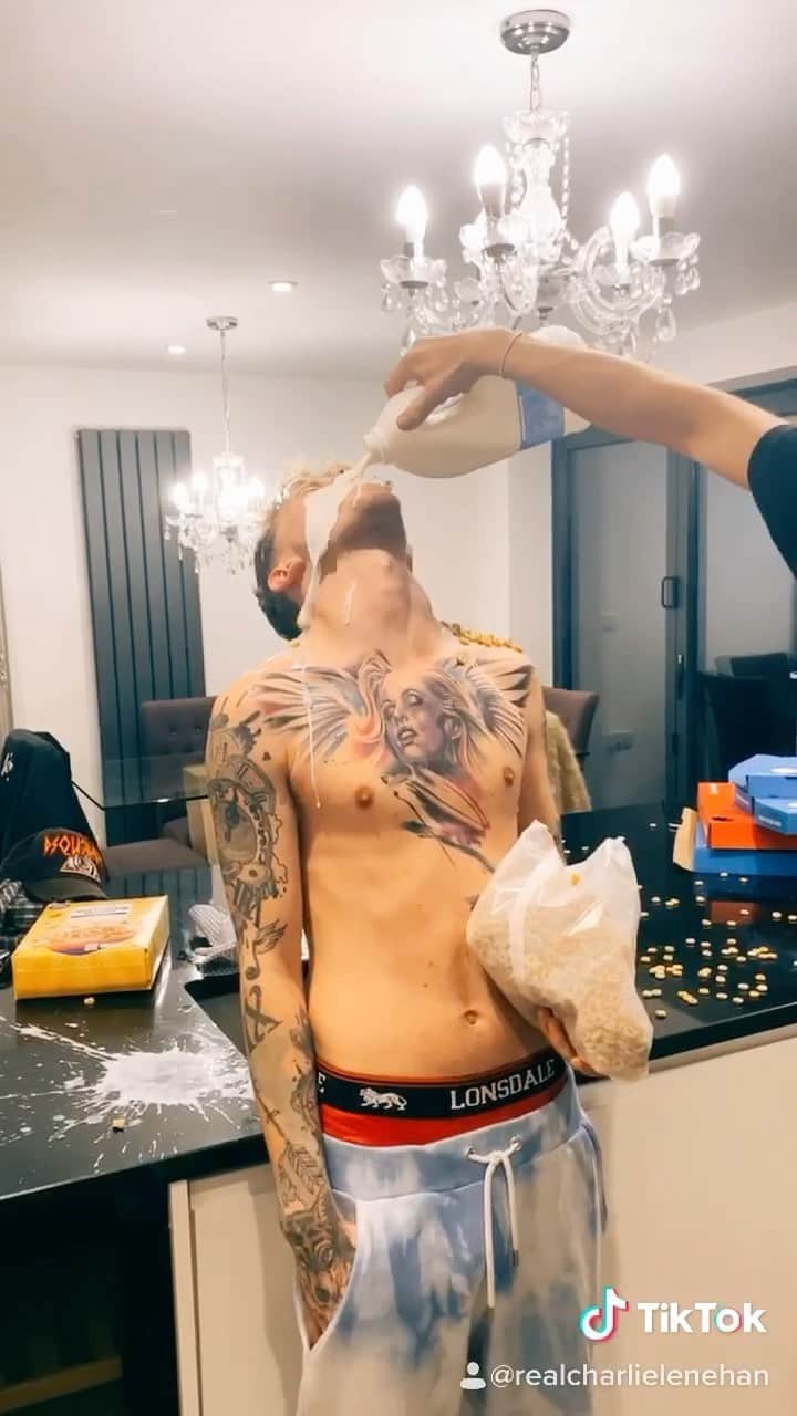 Bars and Melodyのインスタグラム：「Most important meal of the day... if anyone can do it better I’ll pay for their cereal for the year 🤷🏼‍♂️😂 Ian ways out now link in bio 🔥」