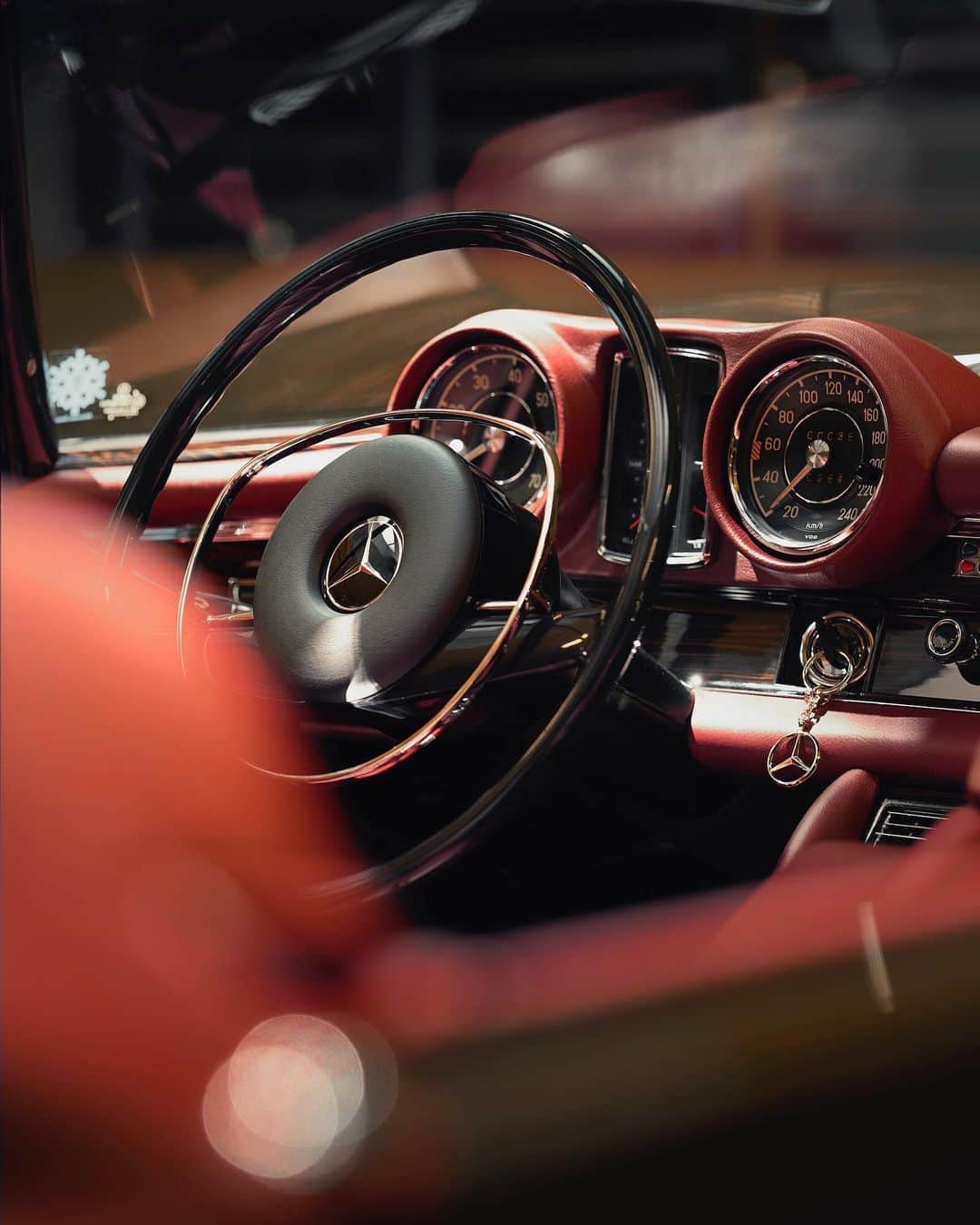 メルセデス・ベンツさんのインスタグラム写真 - (メルセデス・ベンツInstagram)「Be classy on the road with the Mercedes-Benz key ring. Get this accessory now.   #MBclassic #MercedesBenz #Mercedes #Benz #vintagecar #oldtimer #keyring」11月8日 23時37分 - mercedesbenz