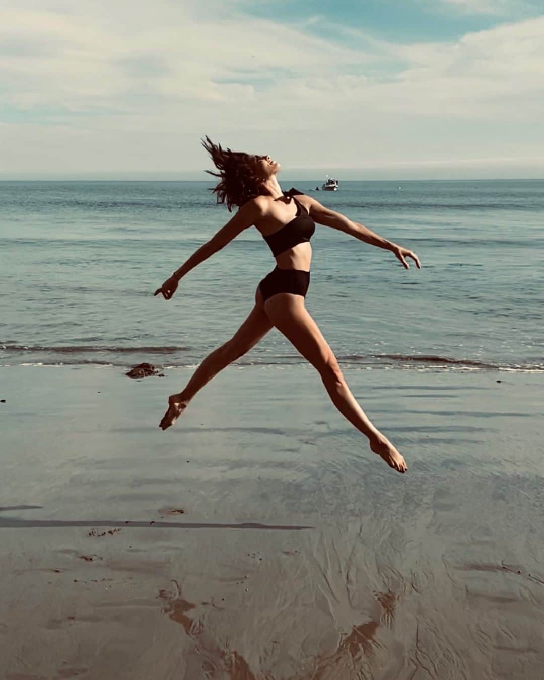 ダニエラ・ルーアのインスタグラム：「I’m leaping with joy because today is the day SEASON 12 of @ncisla busts through your TVs! Set to start at 8P but may be later due to Sunday Night Football so check your listings :) Here we goooooooooo 💥  . Salto de alegria porque hoje é o dia em que a 12ª temporada de #ncisla rebenta pelas vossas televisões (EUA)! É suposto começar ás 20h mas devido ao futebol americano pode ser que seja mais tarde :) Boraaaaaaaaaa 💥 . #season12 #ncisla #letsgo #jump #leap #beach #November #losangeles  @londrebodywear #bikini @cbstv #cbs #happy #excited」