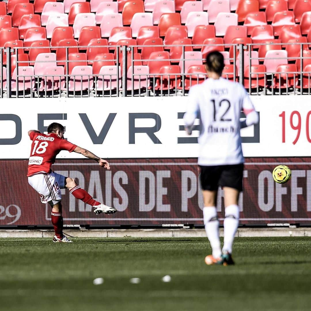 リーグ・アンさんのインスタグラム写真 - (リーグ・アンInstagram)「💥 Quel match du @stadebrestois29 qui inflige au @losclive sa première défaite de la saison !   What a performance from Brest as they inflict a first defeat of the season on Lille!  #ligue1ubereats #sb29 #losc」11月8日 23時42分 - ligue1ubereats