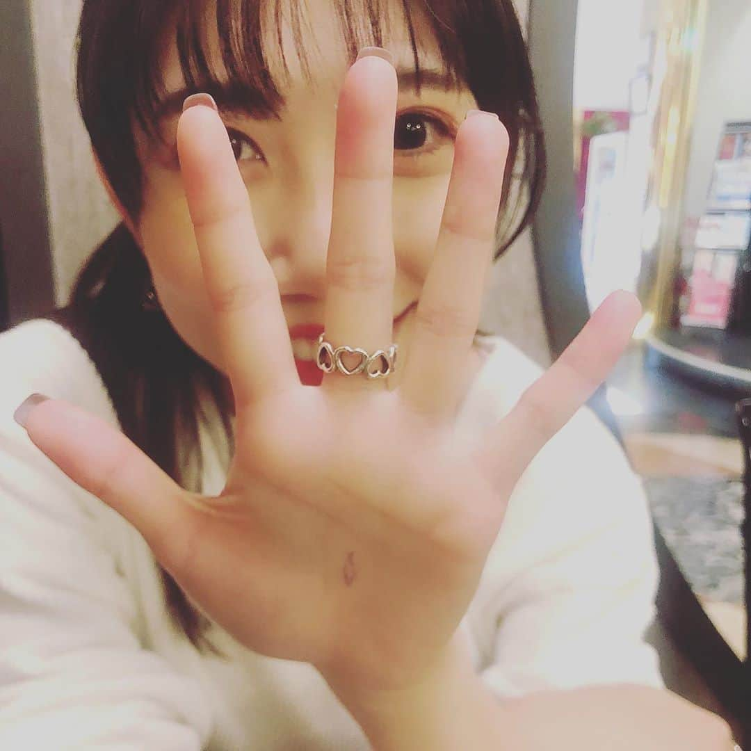 黒田菜月さんのインスタグラム写真 - (黒田菜月Instagram)「とりあえずの中華街🐼🇨🇳 #横浜 #地元 #でも意外と知らない  #法女 #椅子と水があればいい #肉とビールがあればそれでいい  #ずっと喋ってる #永遠に変わらない #JK #働く女子 #どっちも一緒 #話の９割がくだらない #それが幸せ 💖 #占い #手相占い #横浜中華街  #信じようとしないひねくれ系女子 #何でも疑ってるかかるひねくれ系女子 #いいことだけ信じるタイプ  #手のひらに魚 🐟」11月8日 23時43分 - nyaaatsuki_krd