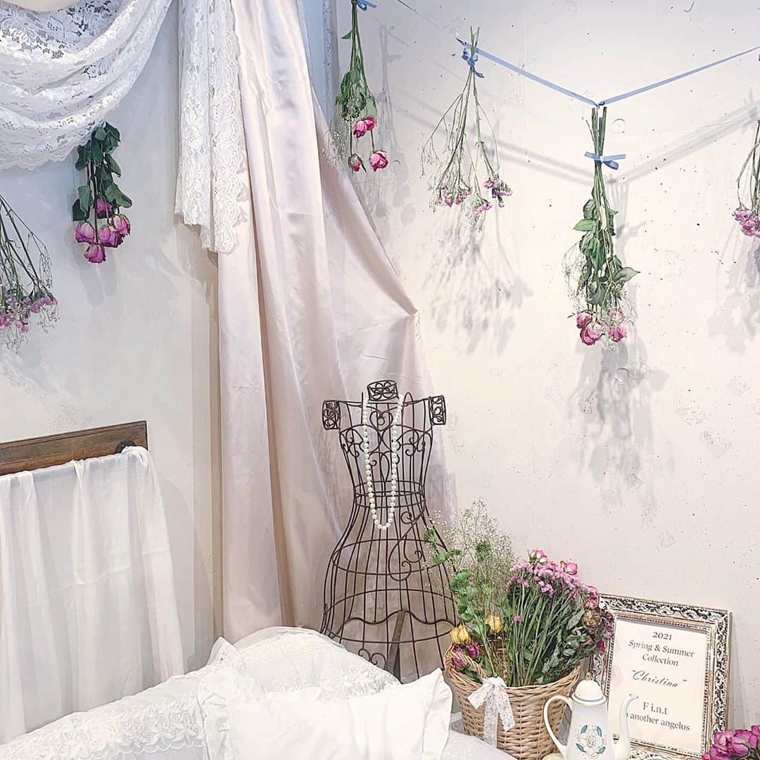 廣川奈々聖のインスタグラム：「先日 Fi.n.tさんの展示会にお邪魔してきた🌼﻿ ﻿ ﻿ 珍しいデザインのブラウスとかバッグとか﻿ いくつかオーダーしたので﻿ もう春が待ち遠しい〜 ꪔ̤̮🤍﻿ ﻿ ﻿ お洋服一つ一つにすごくこだわりを感じる﻿ 大好きなブランドのひとつです！﻿ ﻿ ﻿ ﻿ ﻿ #展示会#展示会巡り#2021ss#fint#ananotherangelus」