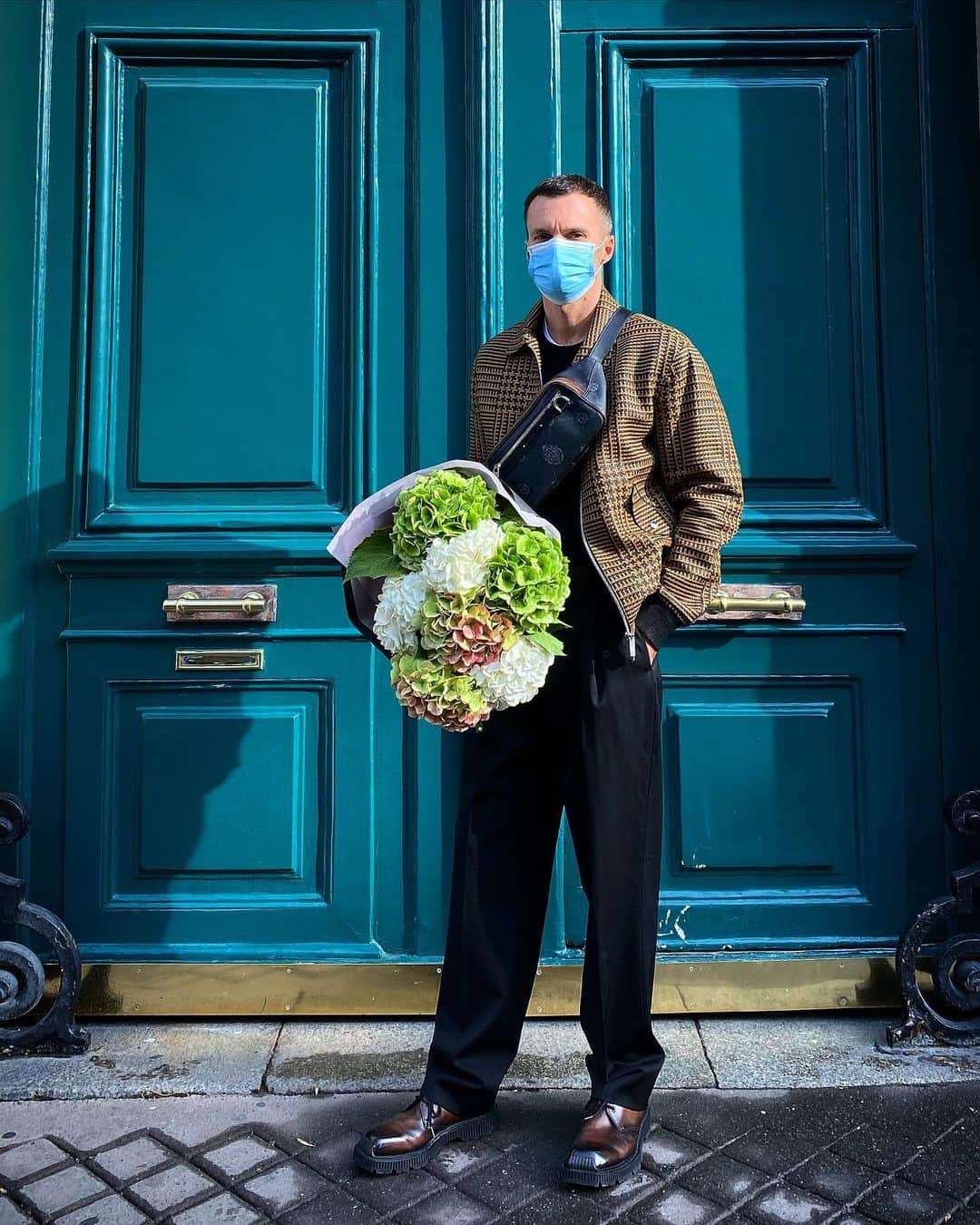 クリスヴァンアッシュのインスタグラム：「#QUARANTINEFLOWERS / SUNDAY WALK  #flowers #lockdown #krisvanassche #staysafe #staysane  #berluti」