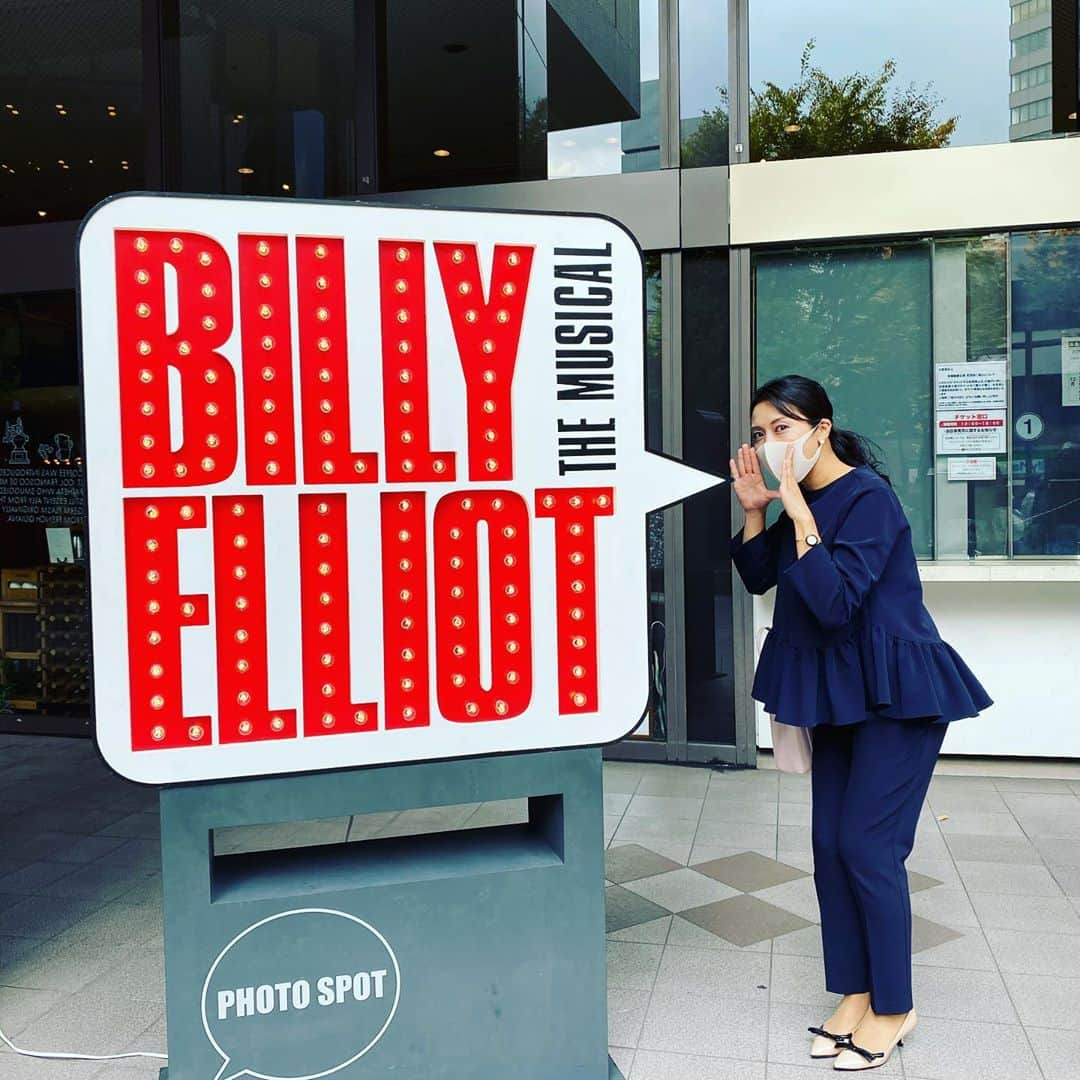 松川浩子さんのインスタグラム写真 - (松川浩子Instagram)「泣きました〜！ ミュージカル Billy Elliot✨  もともと原作の映画が大好きで  去年初めてミュージカル見て 感動して 胸を打たれて 何度も観に行き そして今回も すでにもう一度見たくなっている。  今回は中村海琉くんの歌声にも感動！ 同い年の子を持つ母親目線で 見ておりました。 横に座ってた娘は 何を感じていたんだろ。  大好きな安蘭けいさんも カッコ良かった✨✨✨ 最高の舞台でした！  14日までやっているので 是非一度ご覧ください❤️  #ビリーエリオット2020 #リトルダンサー#中村海琉くん #安蘭けいさん#柚希礼音さんはぷいぷいに来てくださいました#号泣ポイント4回#ティッシュなくなってハンカチで鼻かんだ」11月8日 23時44分 - hiroko_matsukawambs