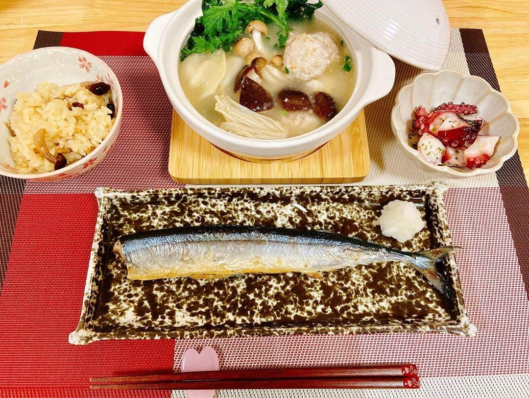 住吉史衣さんのインスタグラム写真 - (住吉史衣Instagram)「. . 旬の食材たっぷりご飯🤤💕💕 秋刀魚が脂がのってて身がぱんぱんで美味しすぎた〜🥺 最近寒いからお鍋も最高でした！！ 鶏鍋はじっくりことこと8時間くらい煮込んでスープつくる♪ . . ＊きのこたっぷり鶏鍋(きのこ、鶏団子、水餃子、春菊) ＊きのこのおこわご飯 ＊秋刀魚の塩焼き ＊タコのネギ塩マリネ . . #ふみえごはん  #美味しいは幸せ  #簡単ごはん #おうちごはん  #料理上手になりたい #料理好き #料理好きな人と繋がりたい #料理女子 #自炊女子 #グルメ女子 #料理 #栄養 #自炊 #クッキングラム #デリスタグラマー #美味しかった #満腹 #和食 #和食ごはん #さんまの塩焼き #秋刀魚の塩焼き #さんま #秋刀魚 #きのこ #鶏鍋 #鍋 #秋の味覚 #tastyjapan #日食 #일식 .」11月8日 23時47分 - fumie_0426