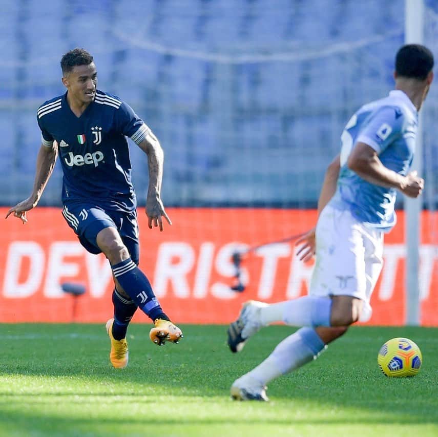ダニーロ・ルイス・ダ・シウバのインスタグラム：「Partite come queste insegnano che tutti i dettagli vanno curati fino al triplice fischio. Siamo tutti arrabbiati per i due punti persi, il cammino è ancora lungo. 🤍🖤 #FinoAllaFine」