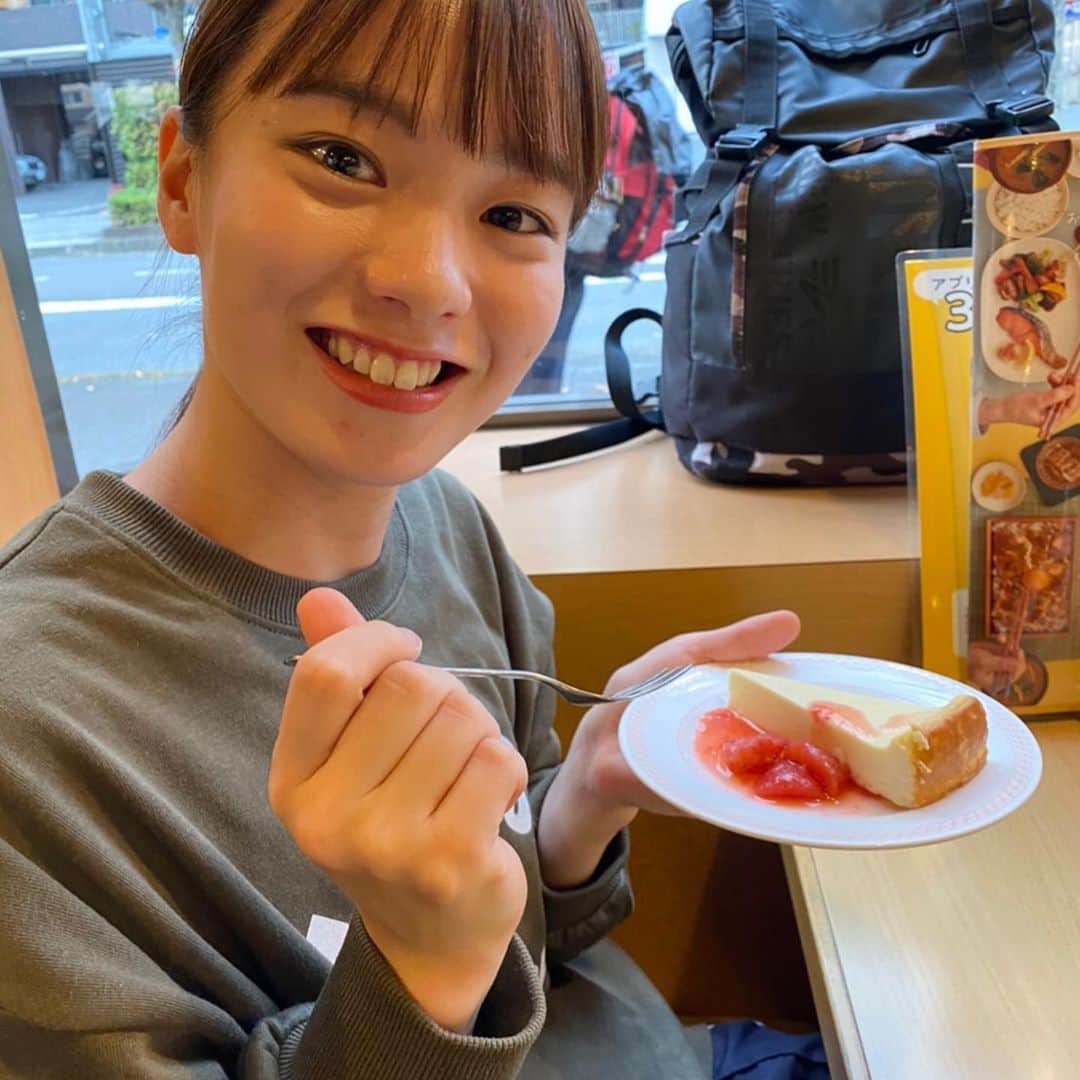 山田千加のインスタグラム：「こんばんは⭐️  今日は朝から部活と撮影の1日でした💨 大学の食堂でお昼を食べたあと、部活の同期とカメラマンさんとジョイフルでデザートを食べてきました🤤🍰  ストーリーに載せたトレーナー✨ 祖母からの譲りもので暖かくてお気に入り(*´▽`*)  帰宅したので溜まった課題を進めています📚💦  本日も投票よろしくお願いします🍀  #ミスキャンパス同志社2020 #ミスキャンパス同志社 #ミス同志社 #ミスキャン #ミスコン #ケーキ #ファイナルイベント #11月22日」