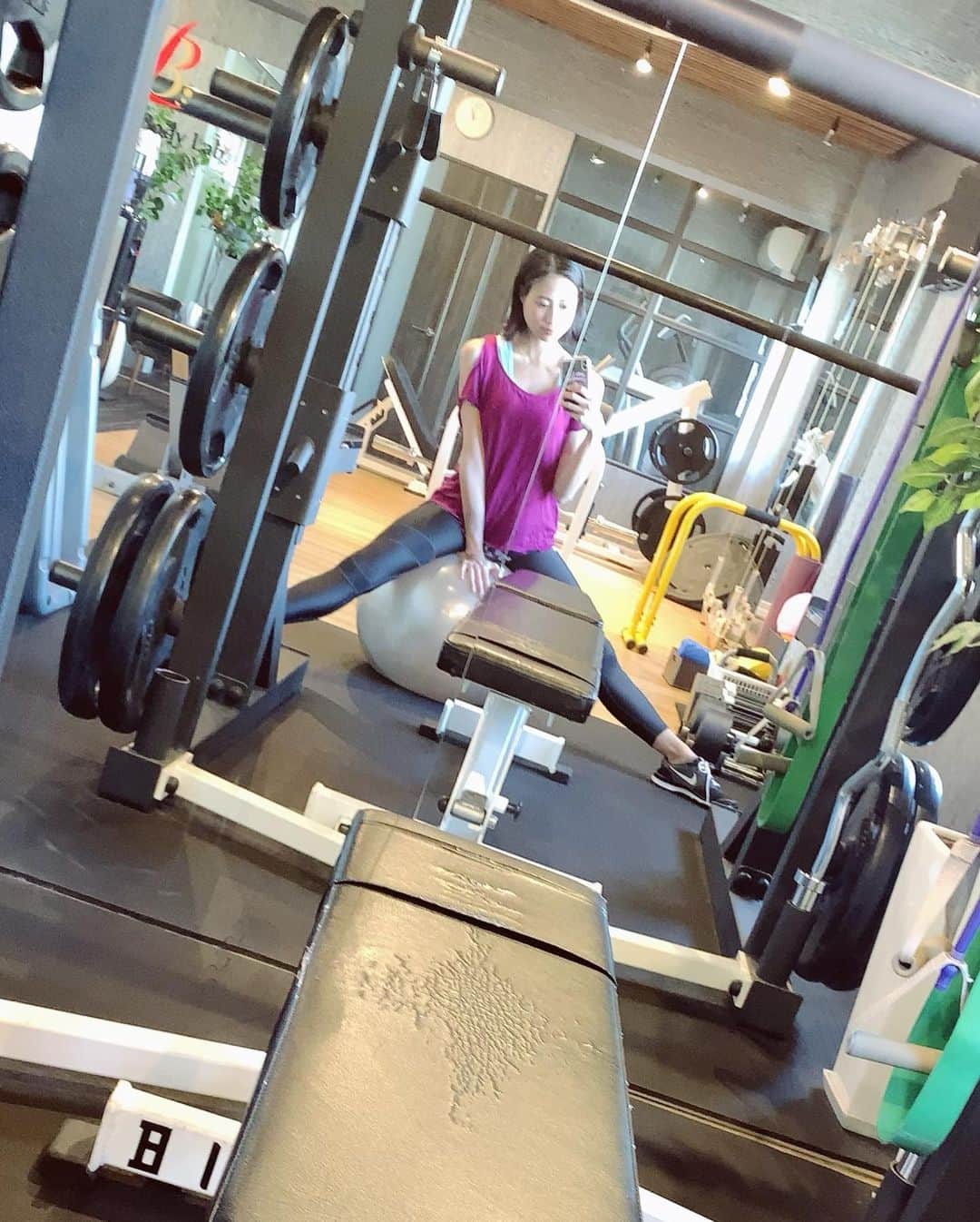 桜井未来さんのインスタグラム写真 - (桜井未来Instagram)「初めてのリンパアロママッサージトレーニング🍃  @emiyoga_1105 先生のトレーニングって、マジで地味で、マジでキツイの😂🤣👏ww でも、身体の事をちゃんと分かってる人は絶対ハマるはず😎👍 女性に必要な綺麗な筋肉だけを、キツーいトレーニングで付けれます😂💓（笑） ヘタレな私も、先生がめっちゃ褒めてくれるし、励ましてくれるから、毎回なんとかやり切れてます😂w  からの、気持ち良過ぎるアロママッサージ付き😂💓🍃 オリー○スパ的な本格的なオイルマッサージがトレーニング終わりにそのまま受けられます✨ マッサージは初めて受けたのですが、本当に気持ち良かったです😂🙏💓 そのまま3時間コースでお願いしたいくらいで帰りたくなかったわー😂💓💓💓（笑）  @personal_body_lab のYouTubeでトレーニングとマッサージの様子がUPされます😊💓  是非、YouTube動画も見て下さいね😊（笑）  #maumapu #rrh.hawaii #筋トレ女子 #筋トレ #美尻 #パーソナルジム #パーソナルトレーニング #パーソナルトレーニングジム #パーソナルボディラボ #parsonalbodylab #プロテイン #ダイエット #お腹痩せ #お腹痩せダイエット #美ボディ #筋トレ #筋トレ女子 #フィットネス #フィットネス女子 #ベストボディジャパン 目指そうw」11月8日 23時52分 - miki.sakurai0214