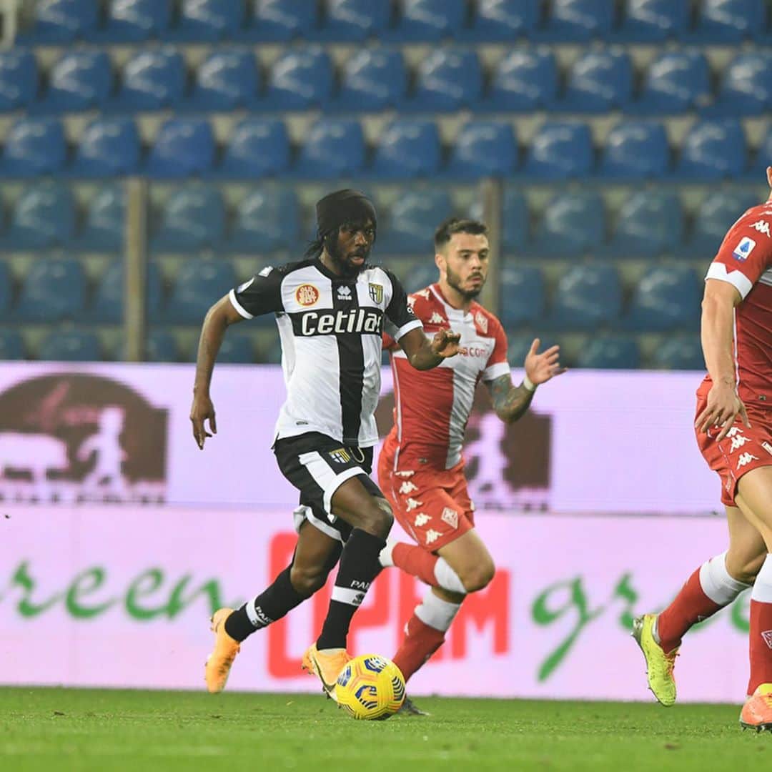 ジェルヴィーニョのインスタグラム：「About yesterday game  Parma vs Fiorentina   __________________________________________  @andreacantini.photos 📸  @parmacalcio1913 💛💙 ___________________________________________  #forzaparma  #calcio  #seriea  #italia  #parma  #fiorentina」